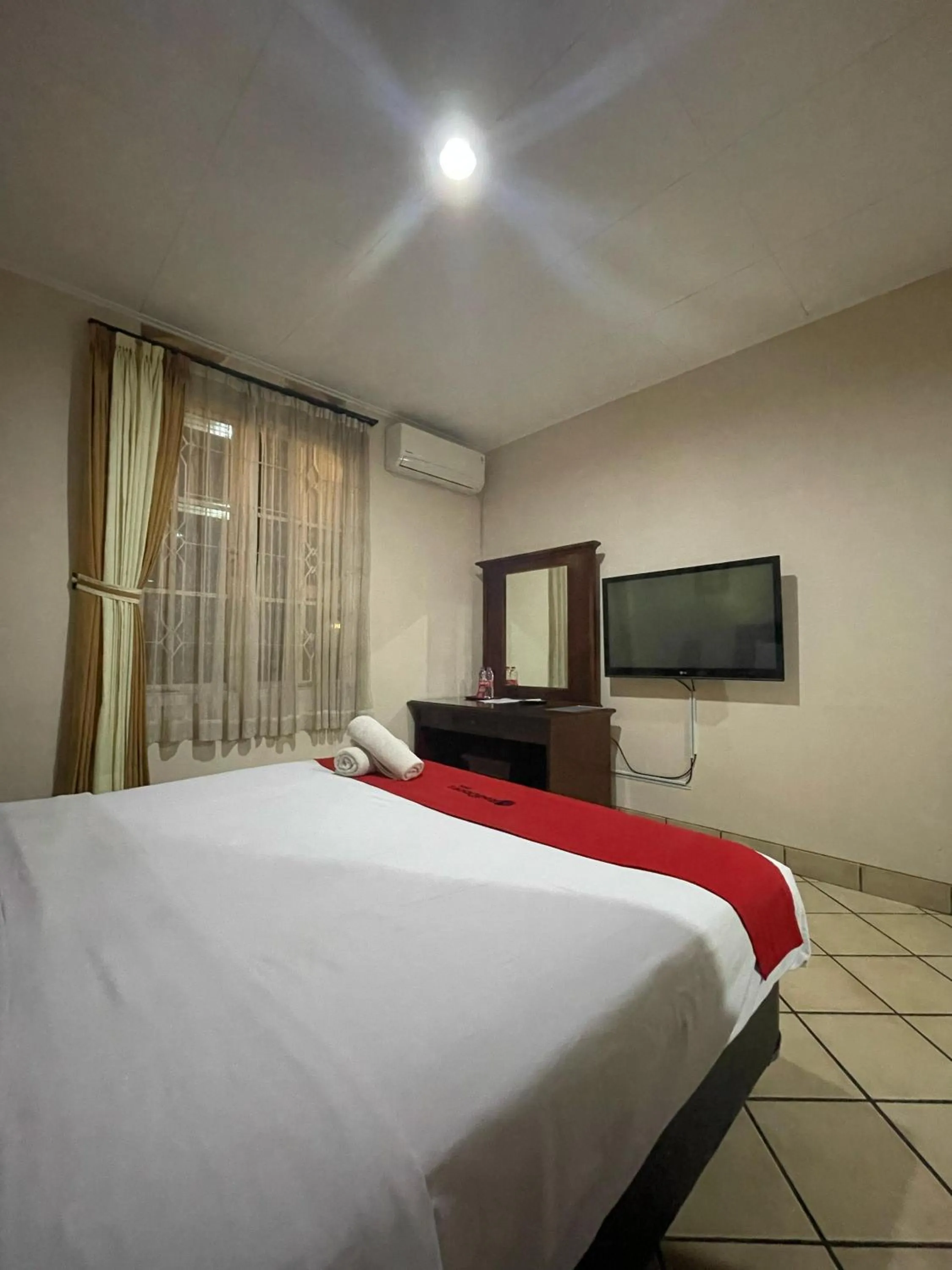 Bed in RedDoorz Plus near Parahyangan University