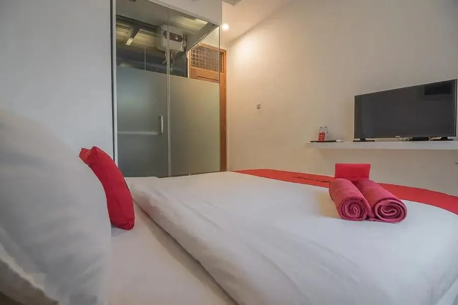 Bed in RedDoorz Plus near Parahyangan University