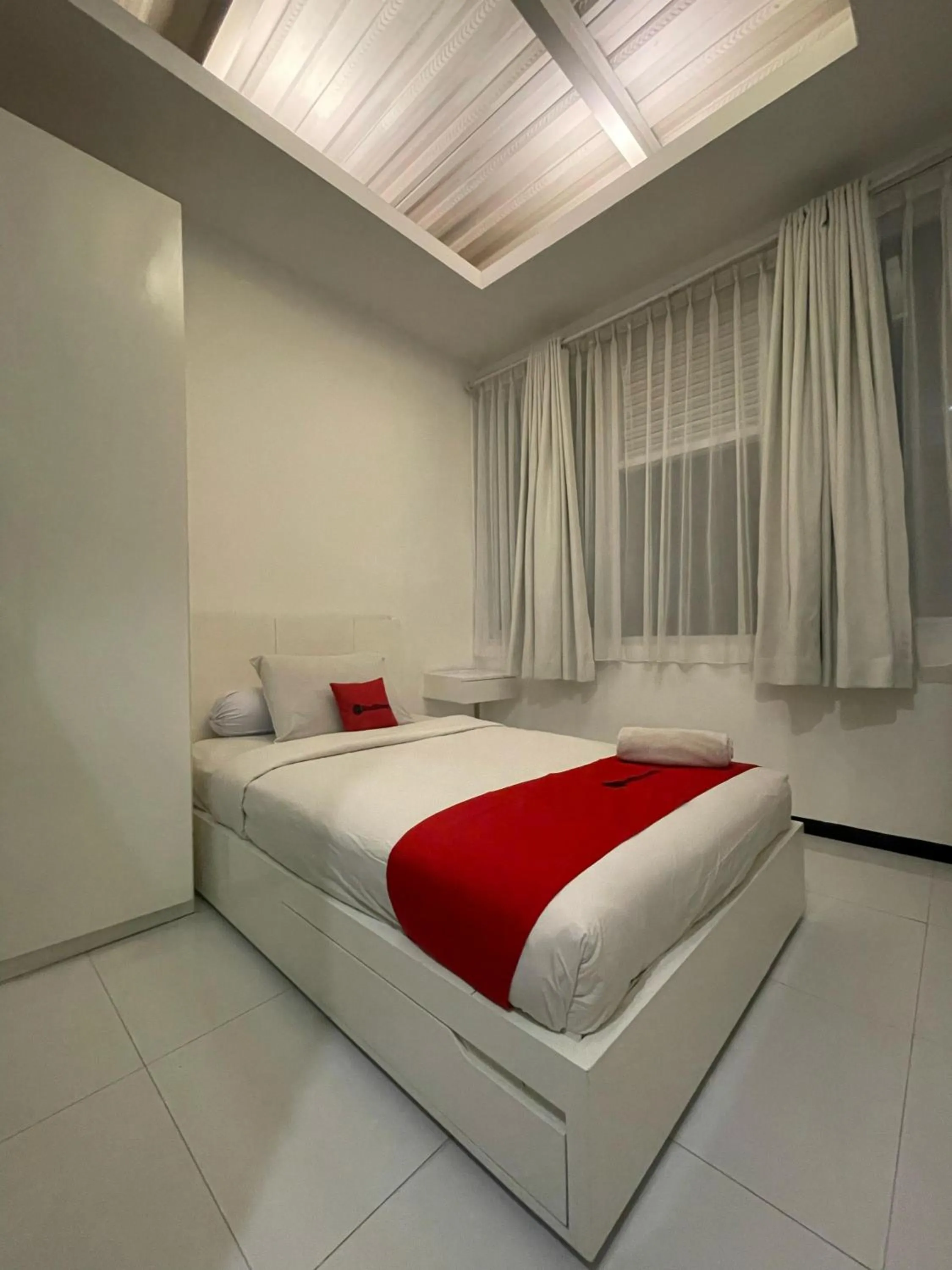 Bed in RedDoorz Plus near Parahyangan University