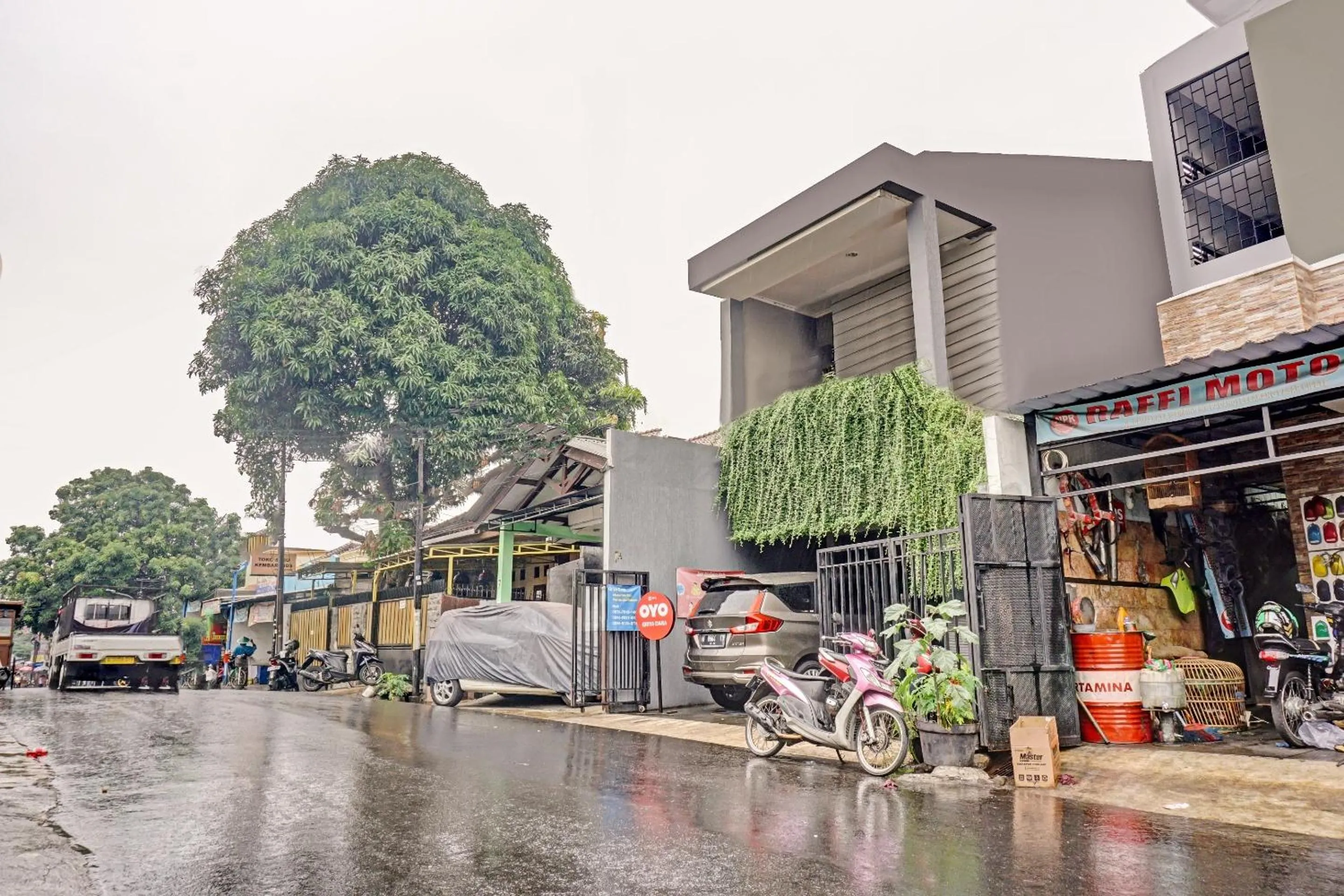 Facade/entrance in OYO 90738 Griya Dara Near Swimming Pool Essence Dharmawangsa JAKARTA