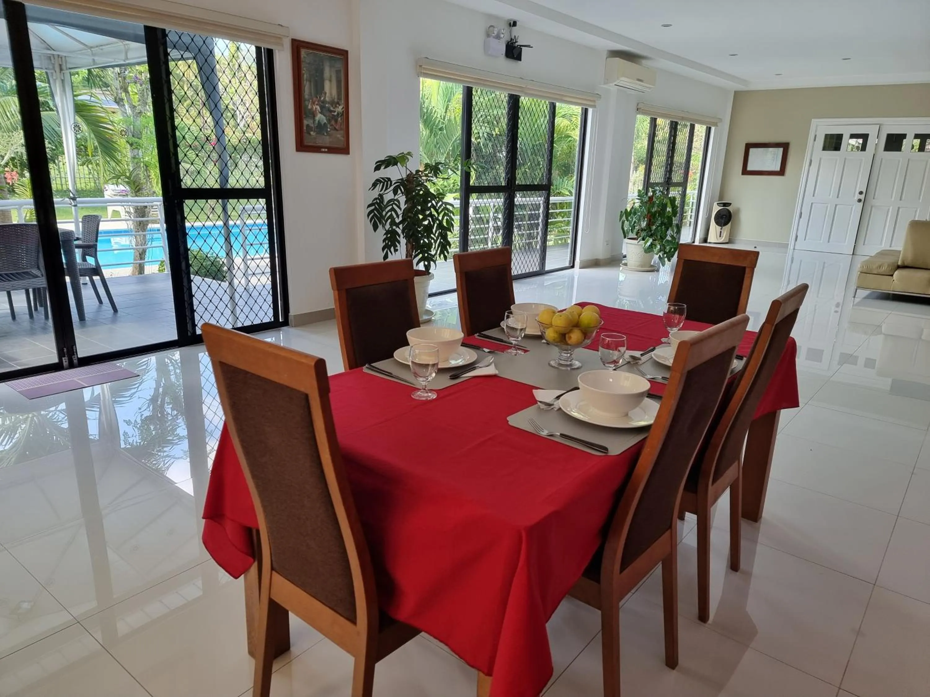 Restaurant/places to eat in Bohol White House Bed & Breakfast