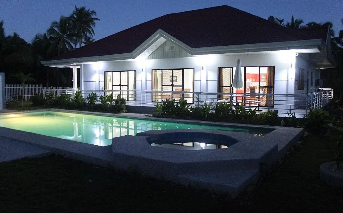 Swimming pool in Bohol White House Bed & Breakfast