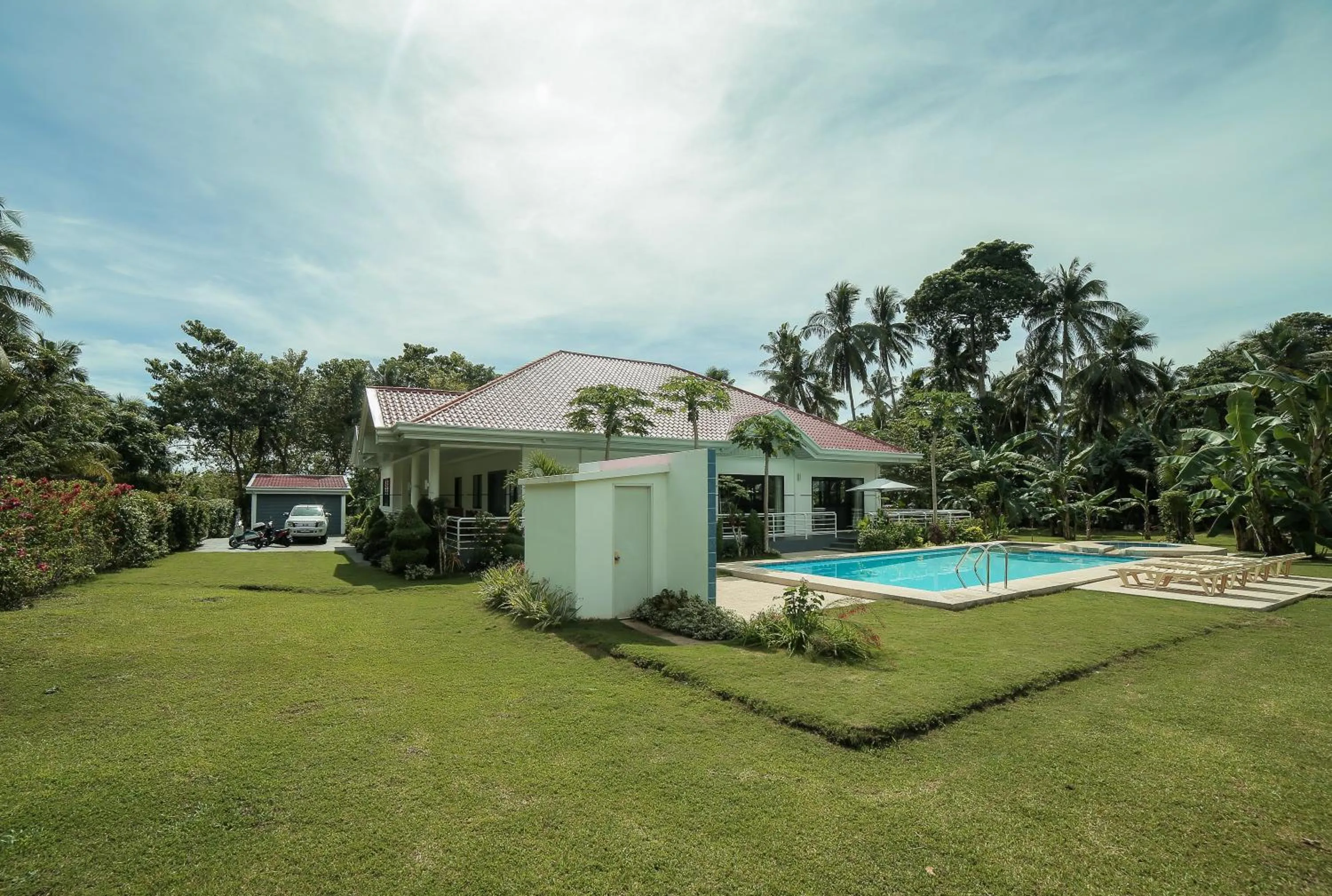 Property building in Bohol White House Bed & Breakfast