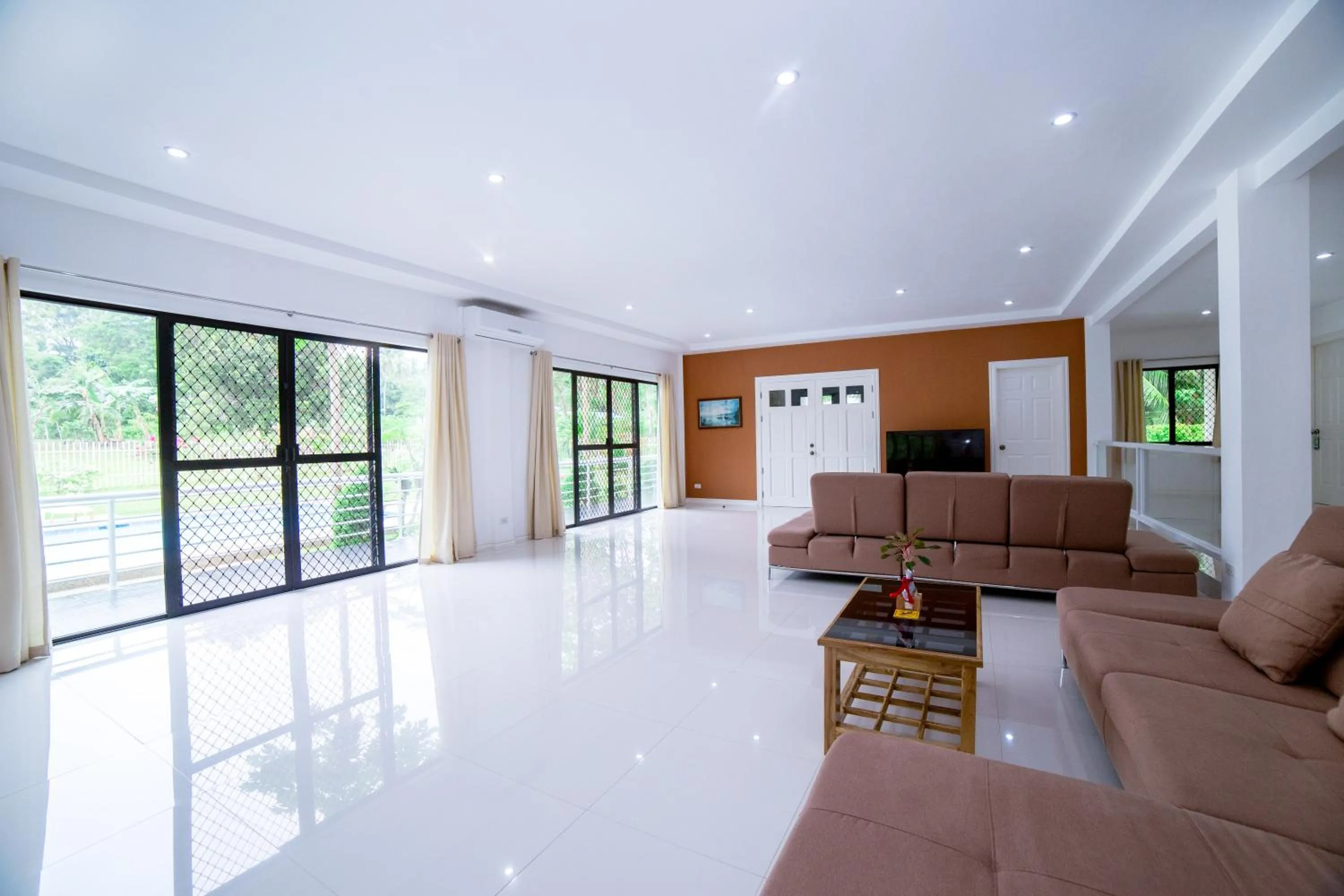 Communal lounge/ TV room in Bohol White House Bed & Breakfast