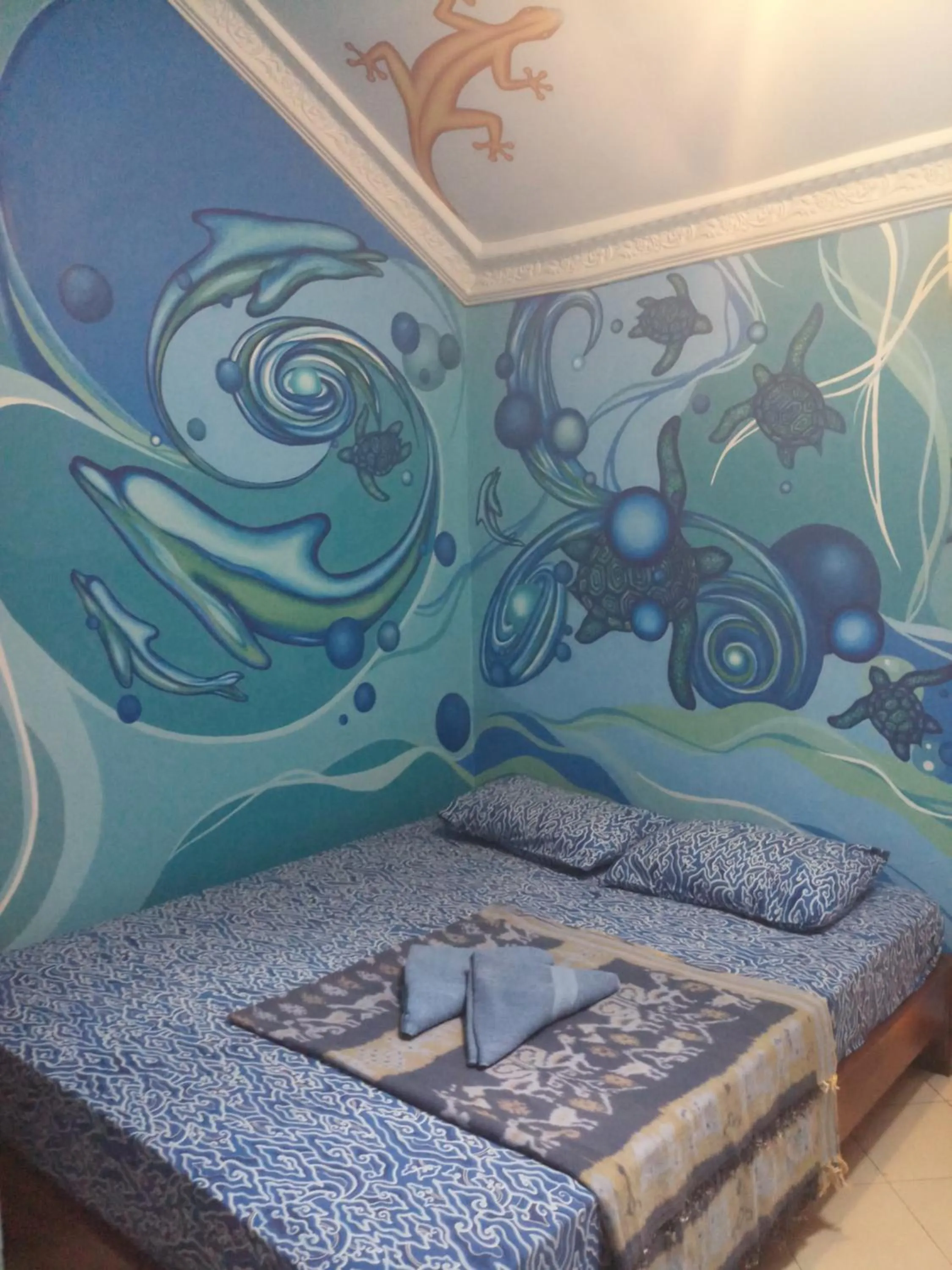 Shower, Bed in Losmen Setia Kawan