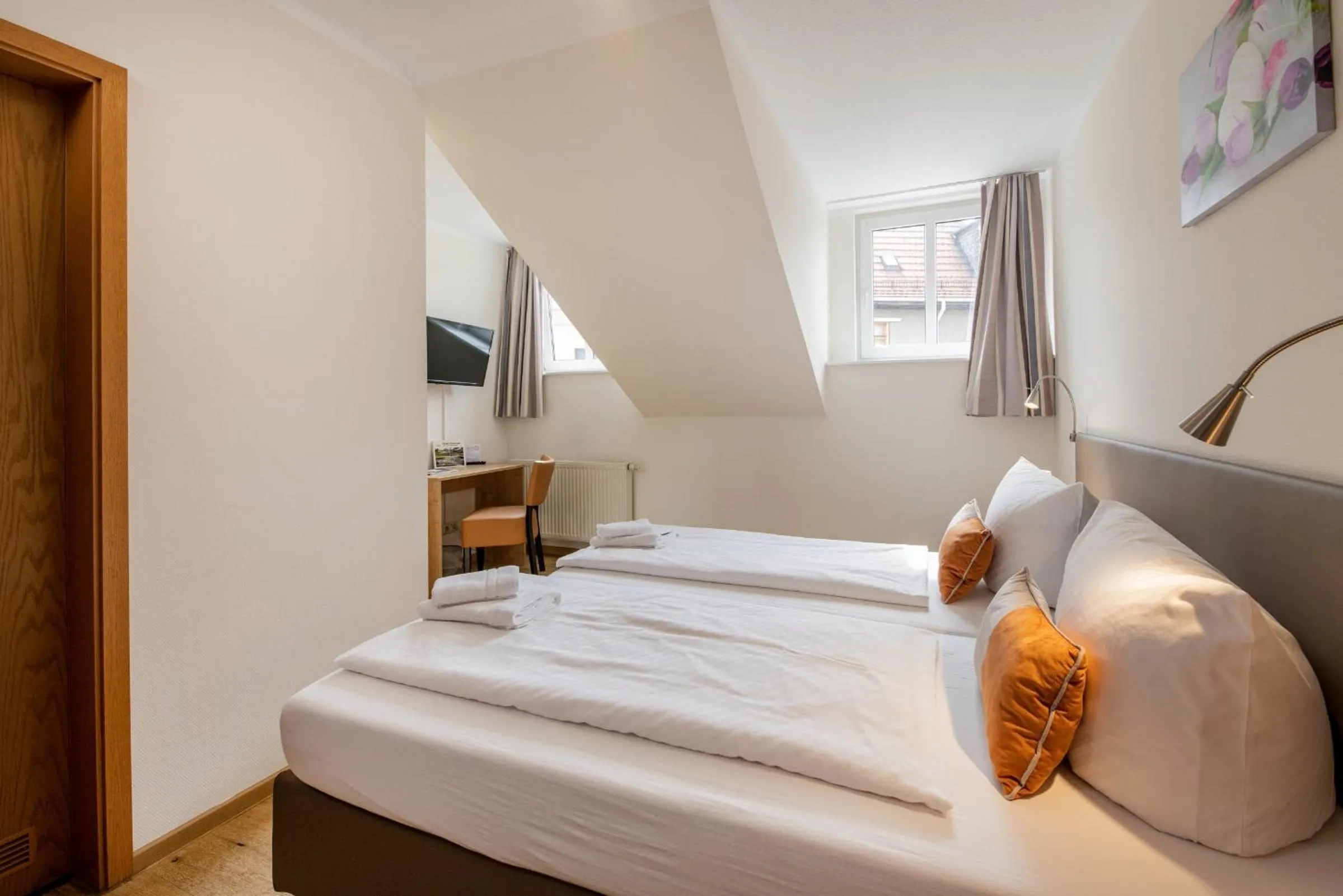 Photo of the whole room, Bed in Hotel Bamberger Hof, garni