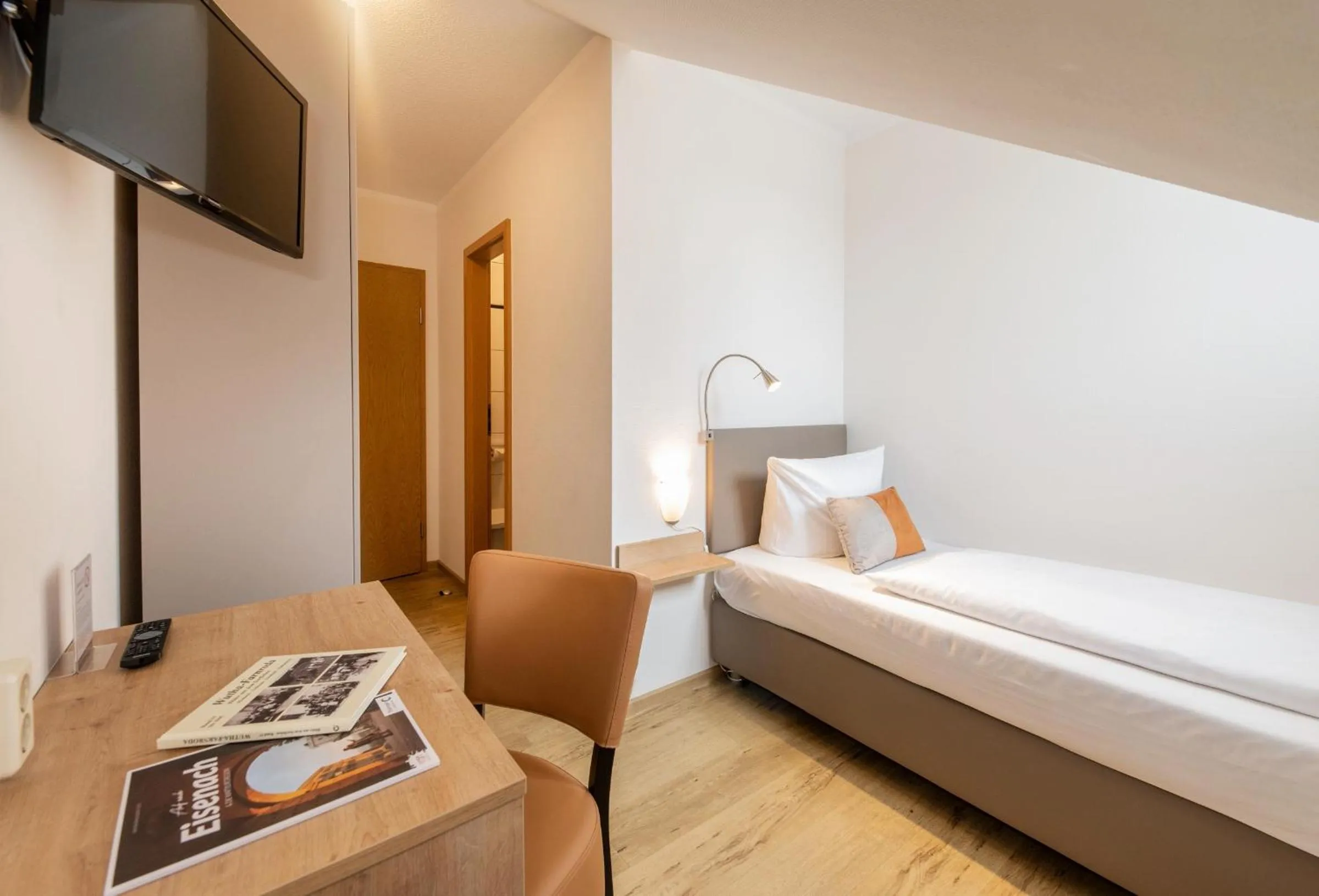 Photo of the whole room, Bed in Hotel Bamberger Hof, garni