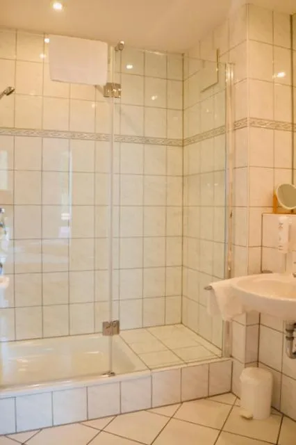 Bathroom in Hotel Weinhaus Hoff