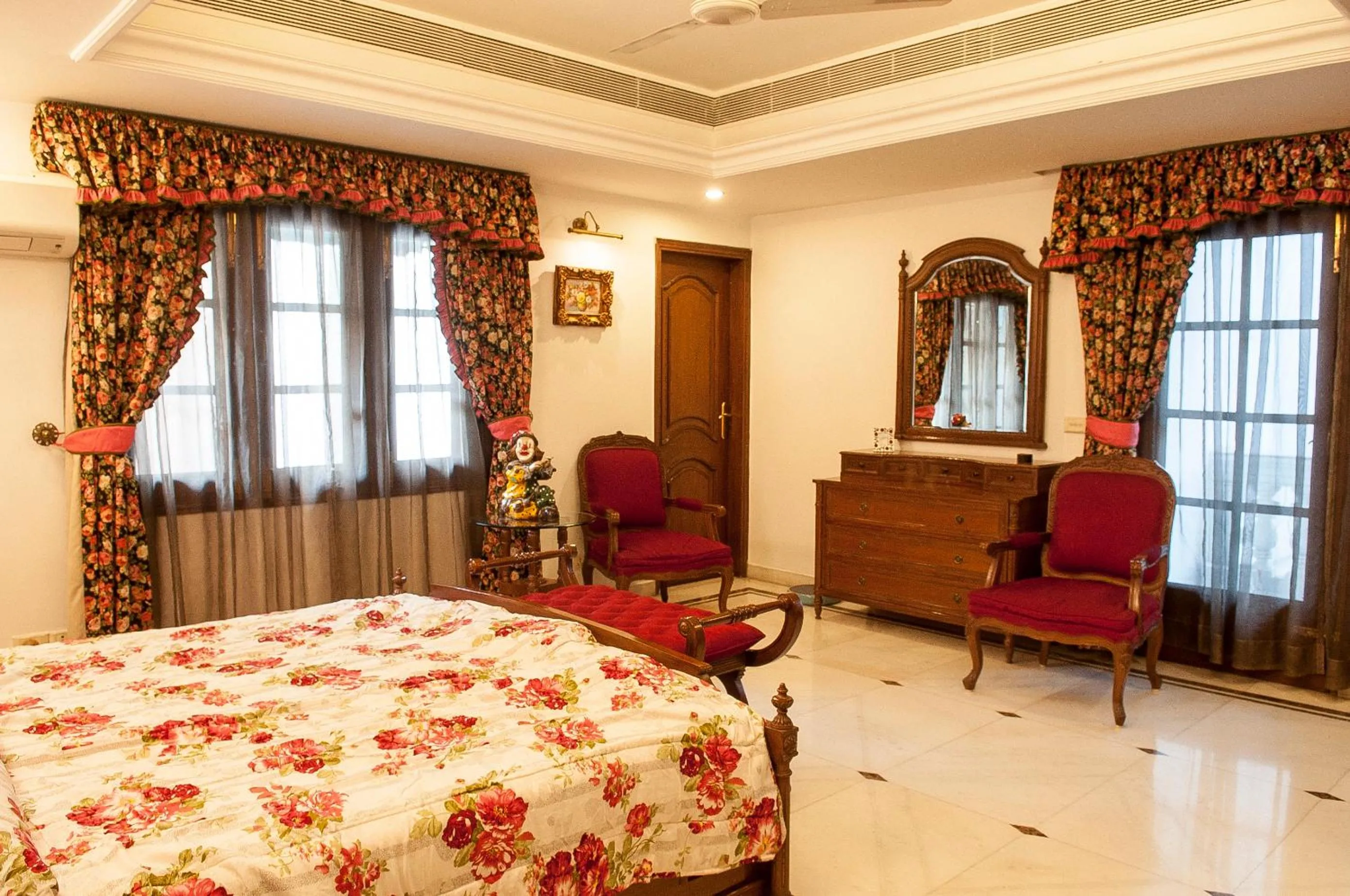 Seating area, Bed in Villa 33