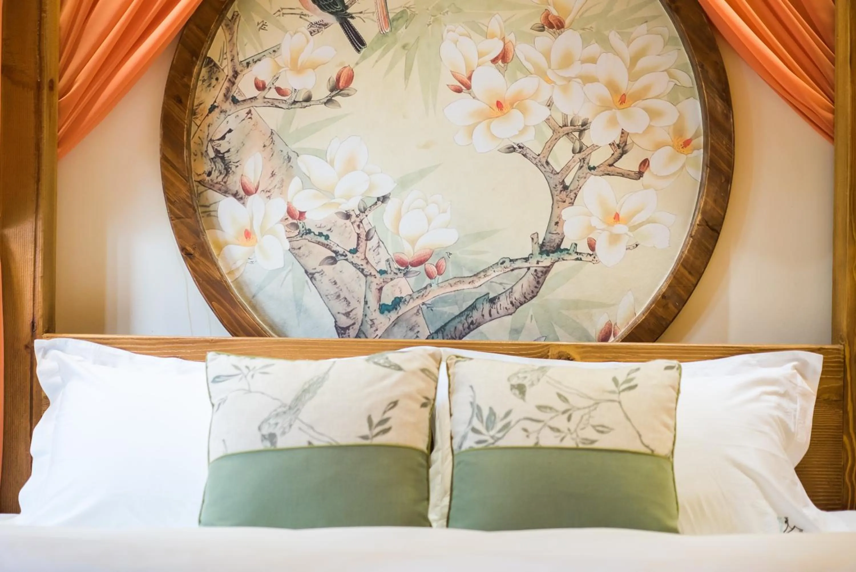 Decorative detail, Bed in Lijiang Yue Tu Inn