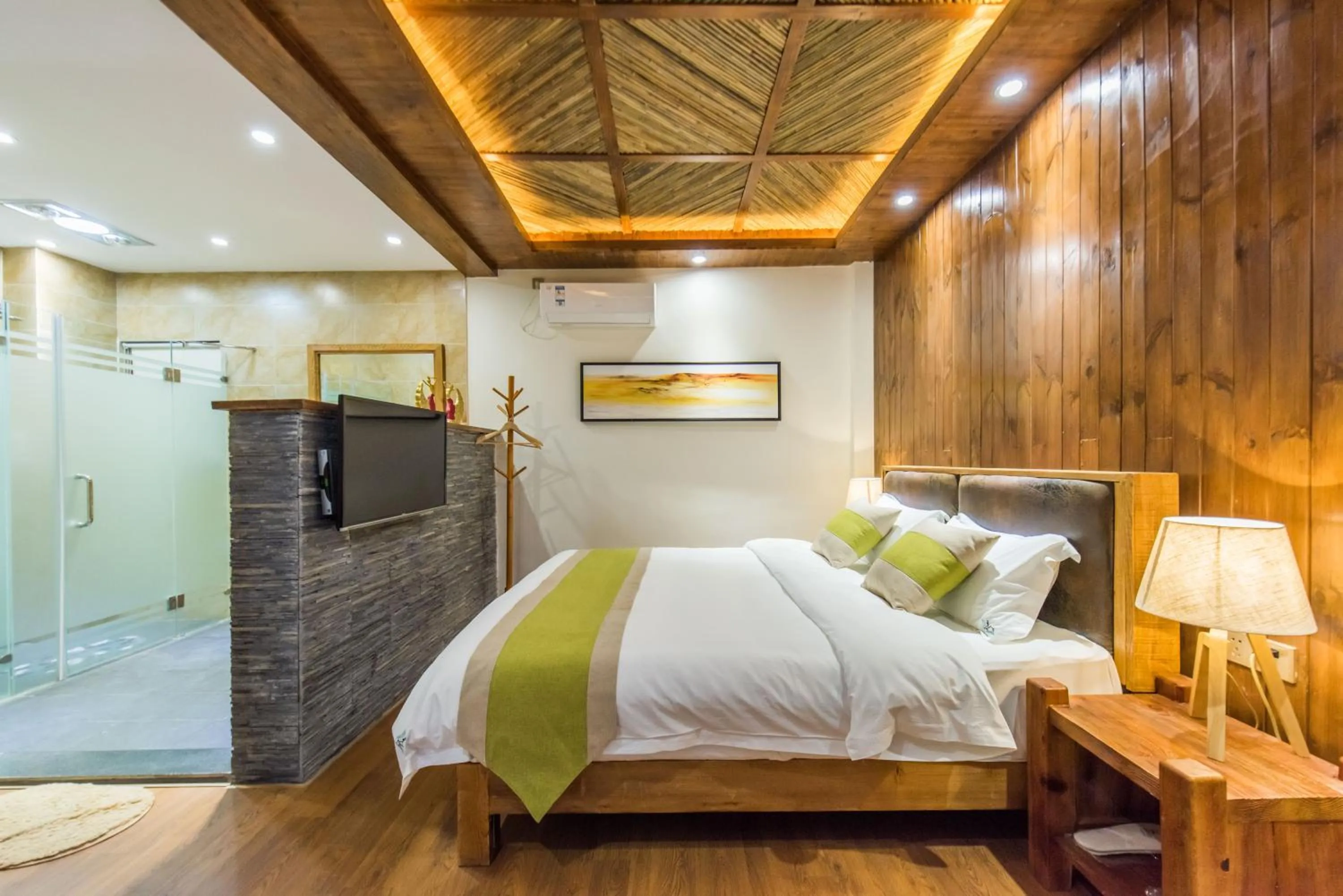 Decorative detail, Bed in Lijiang Yue Tu Inn