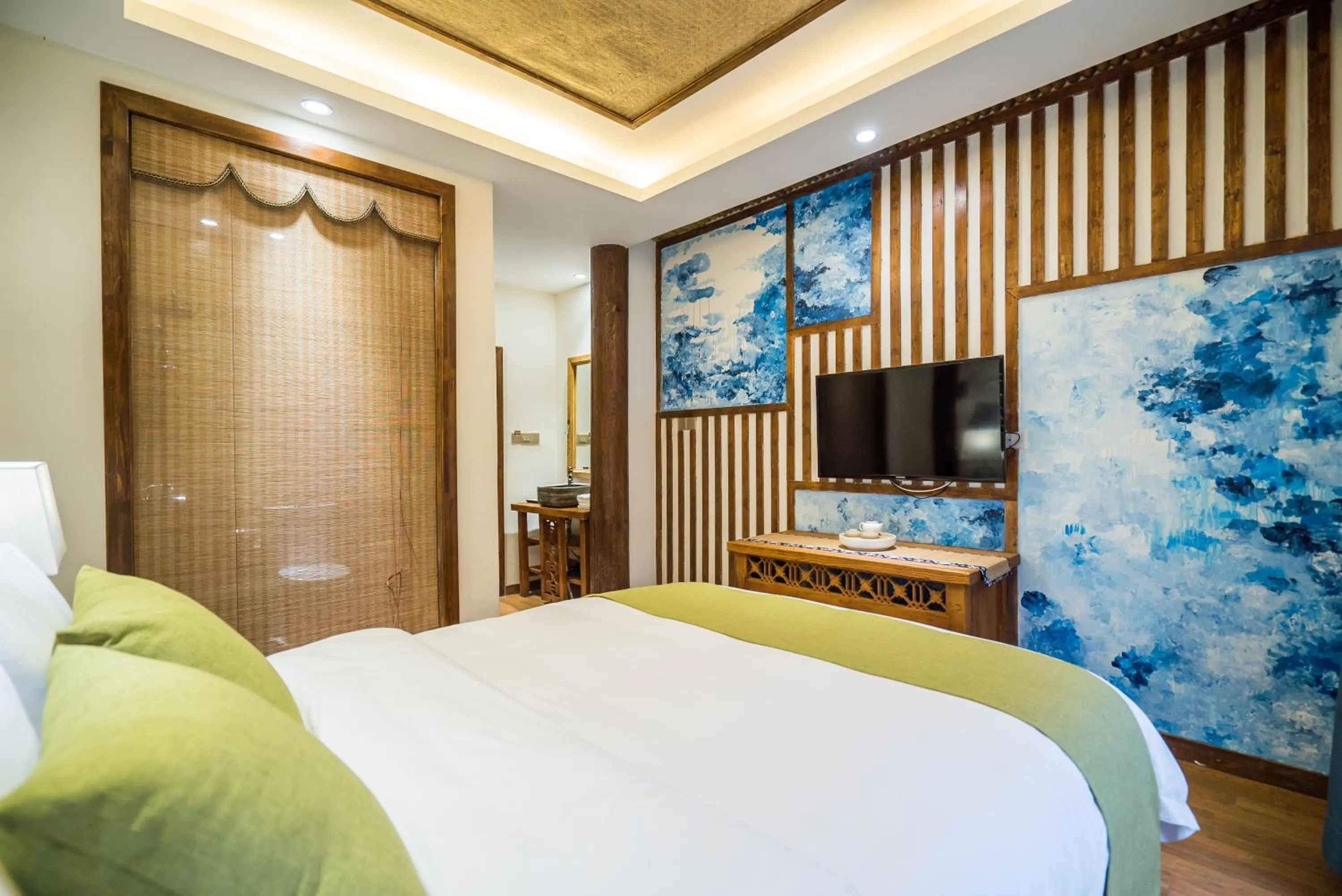 Decorative detail, Bed in Lijiang Yue Tu Inn