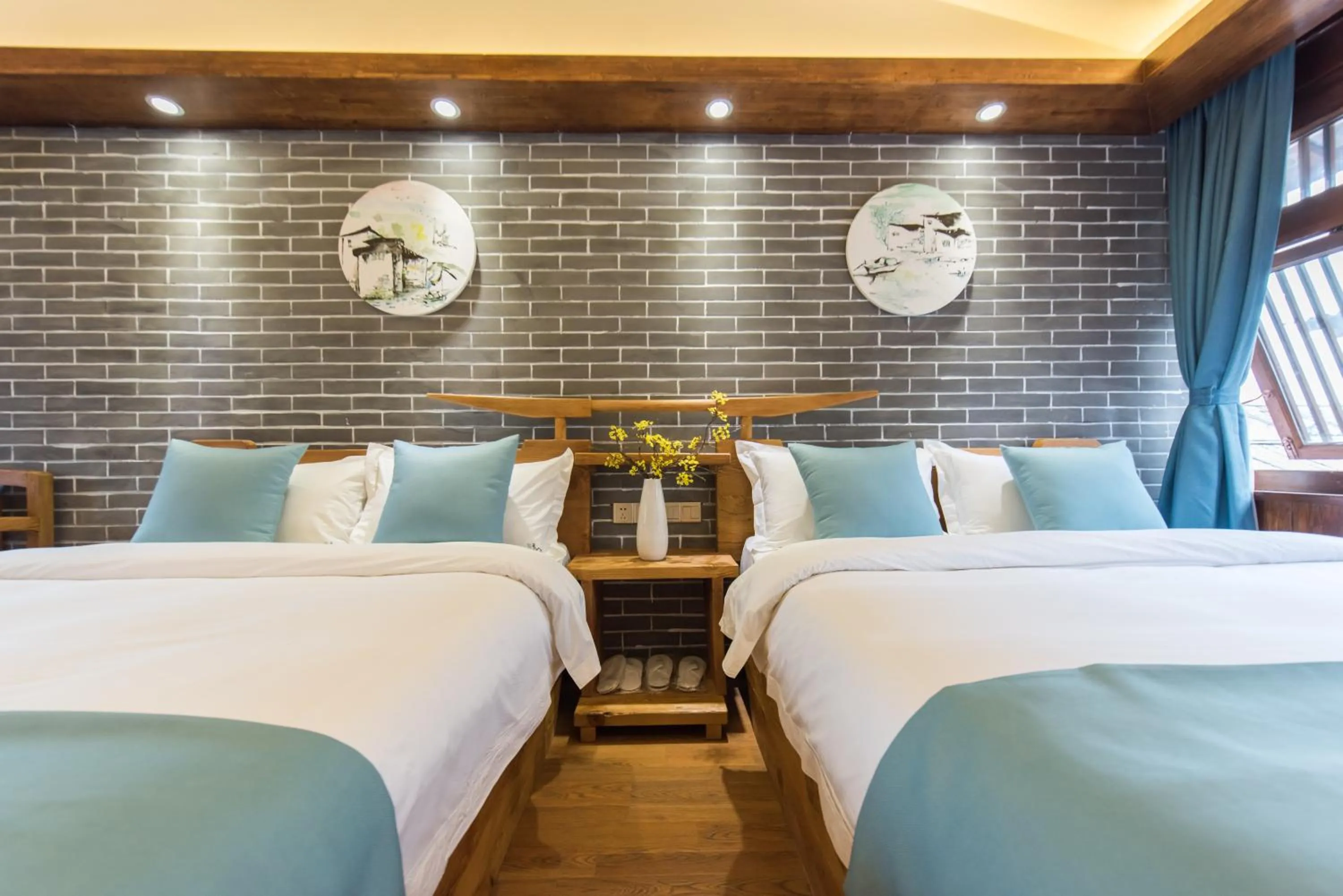 Decorative detail, Bed in Lijiang Yue Tu Inn