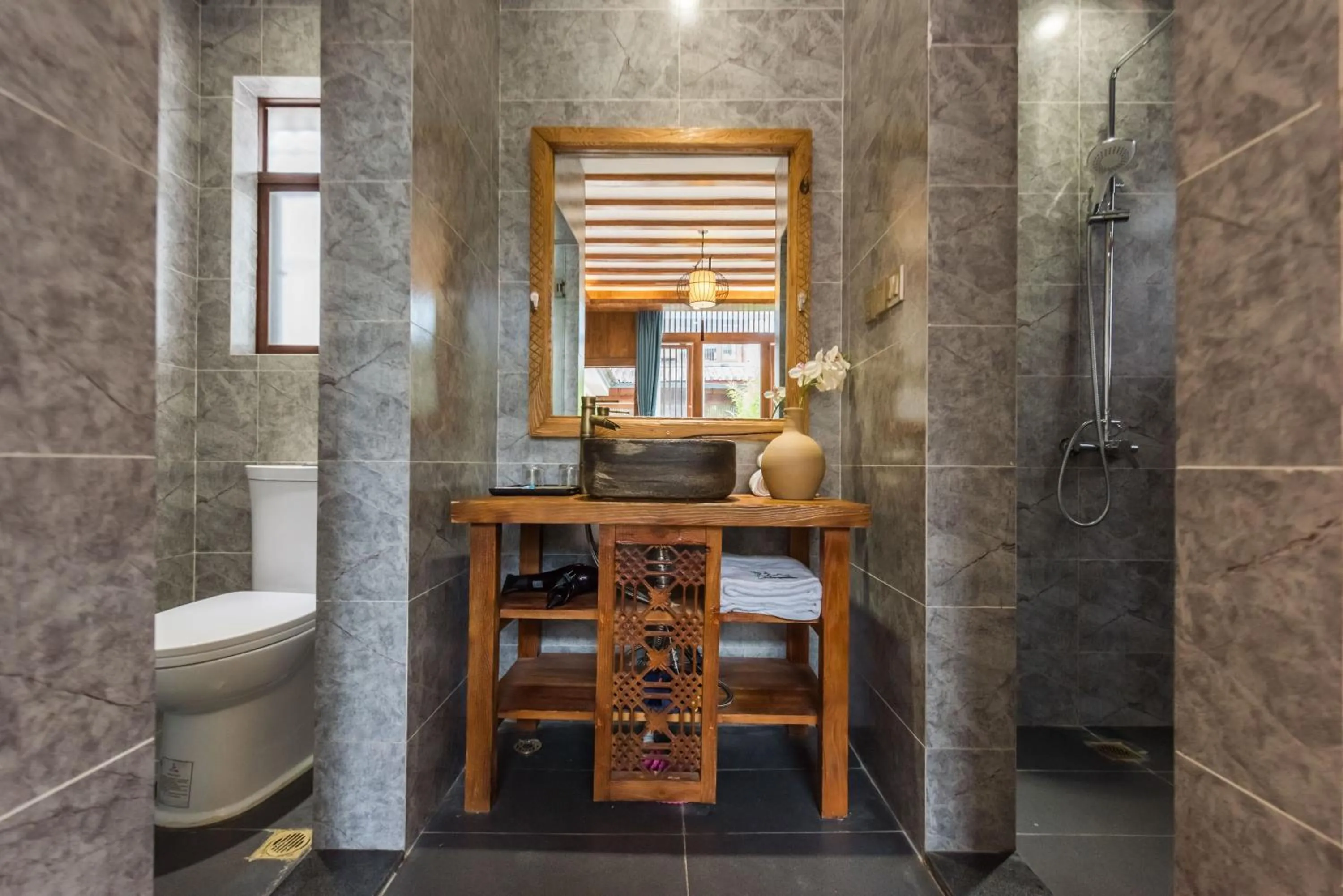 Toilet in Lijiang Yue Tu Inn