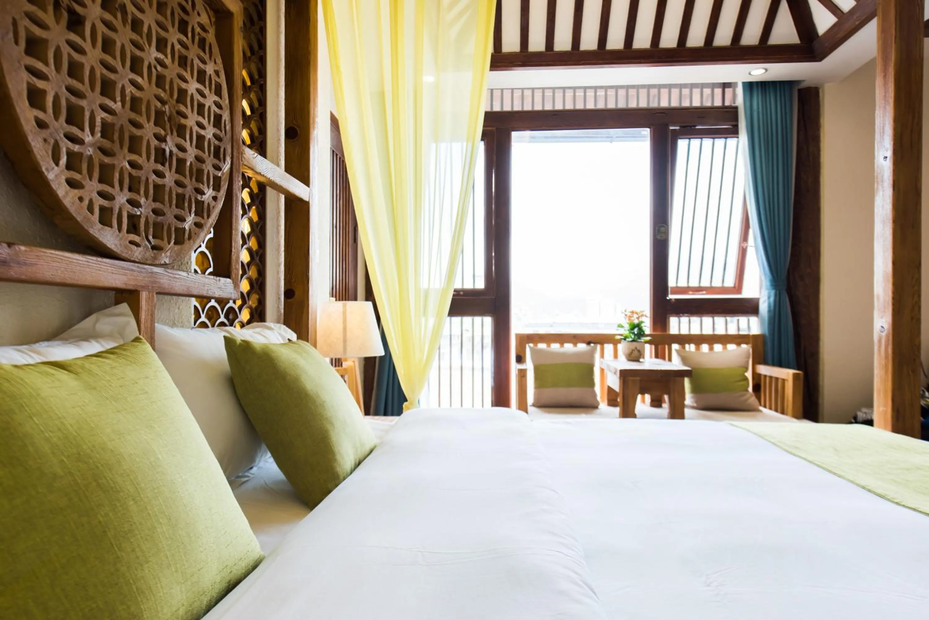 Seating area, Bed in Lijiang Yue Tu Inn