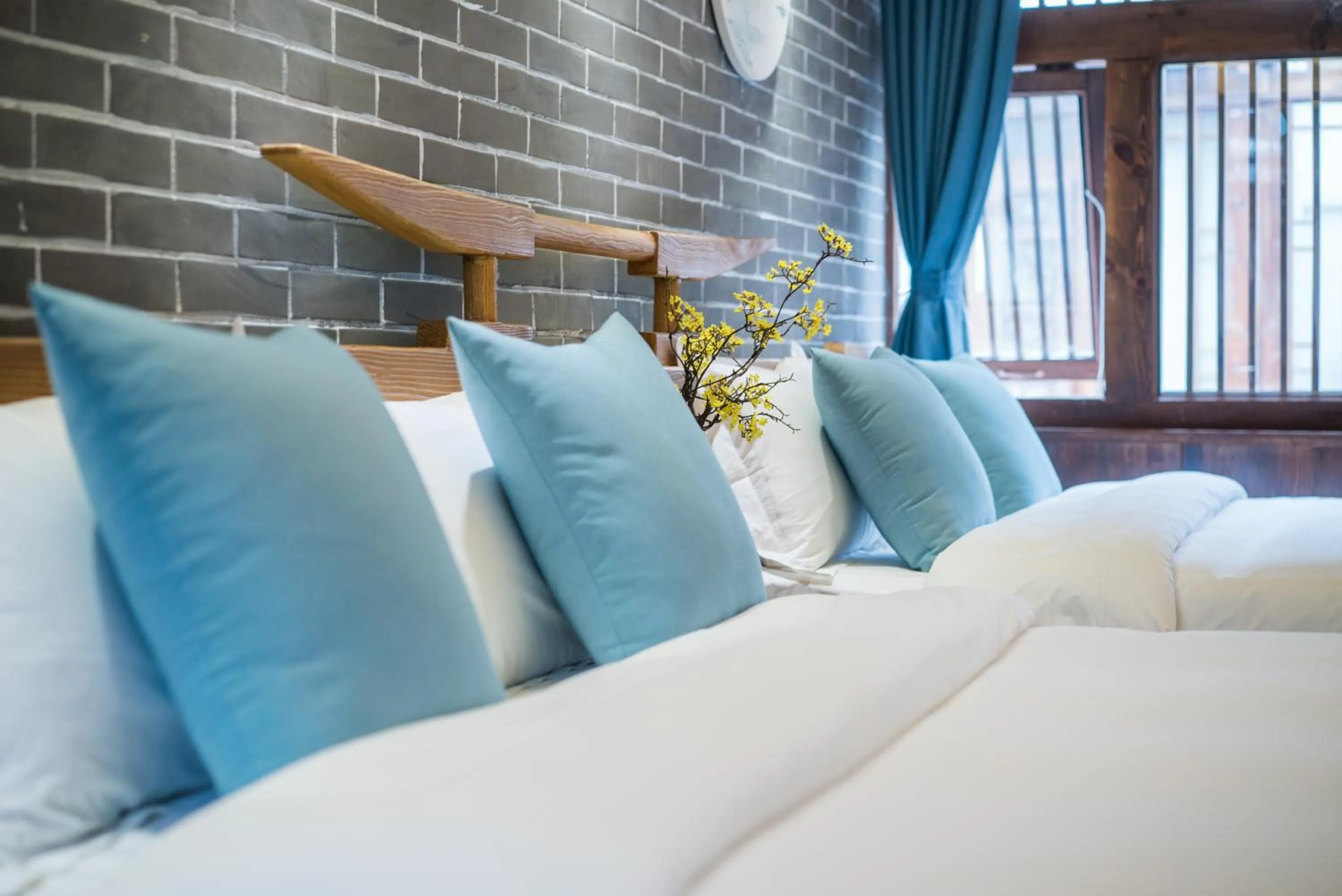 Decorative detail, Bed in Lijiang Yue Tu Inn