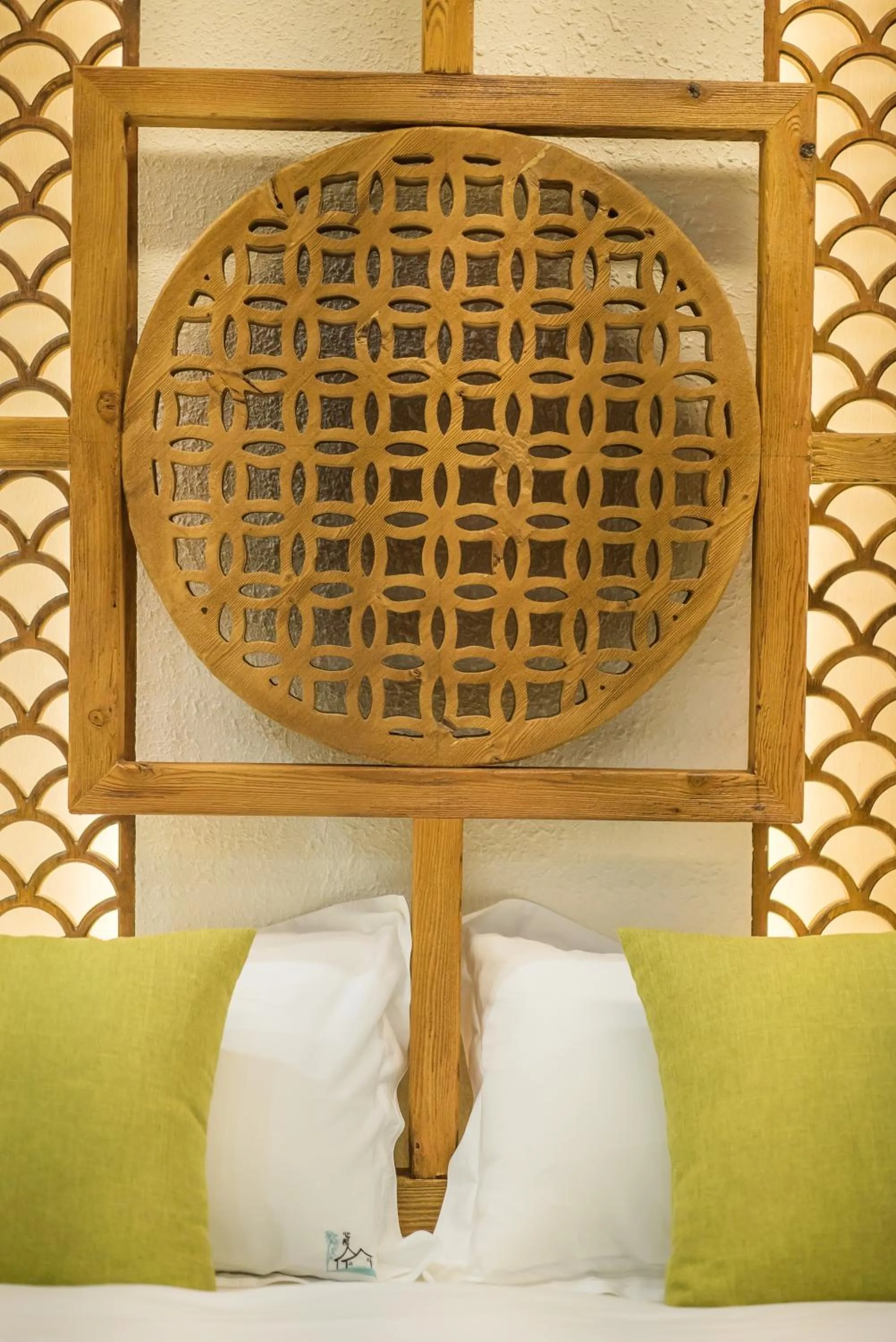 Decorative detail, Bed in Lijiang Yue Tu Inn