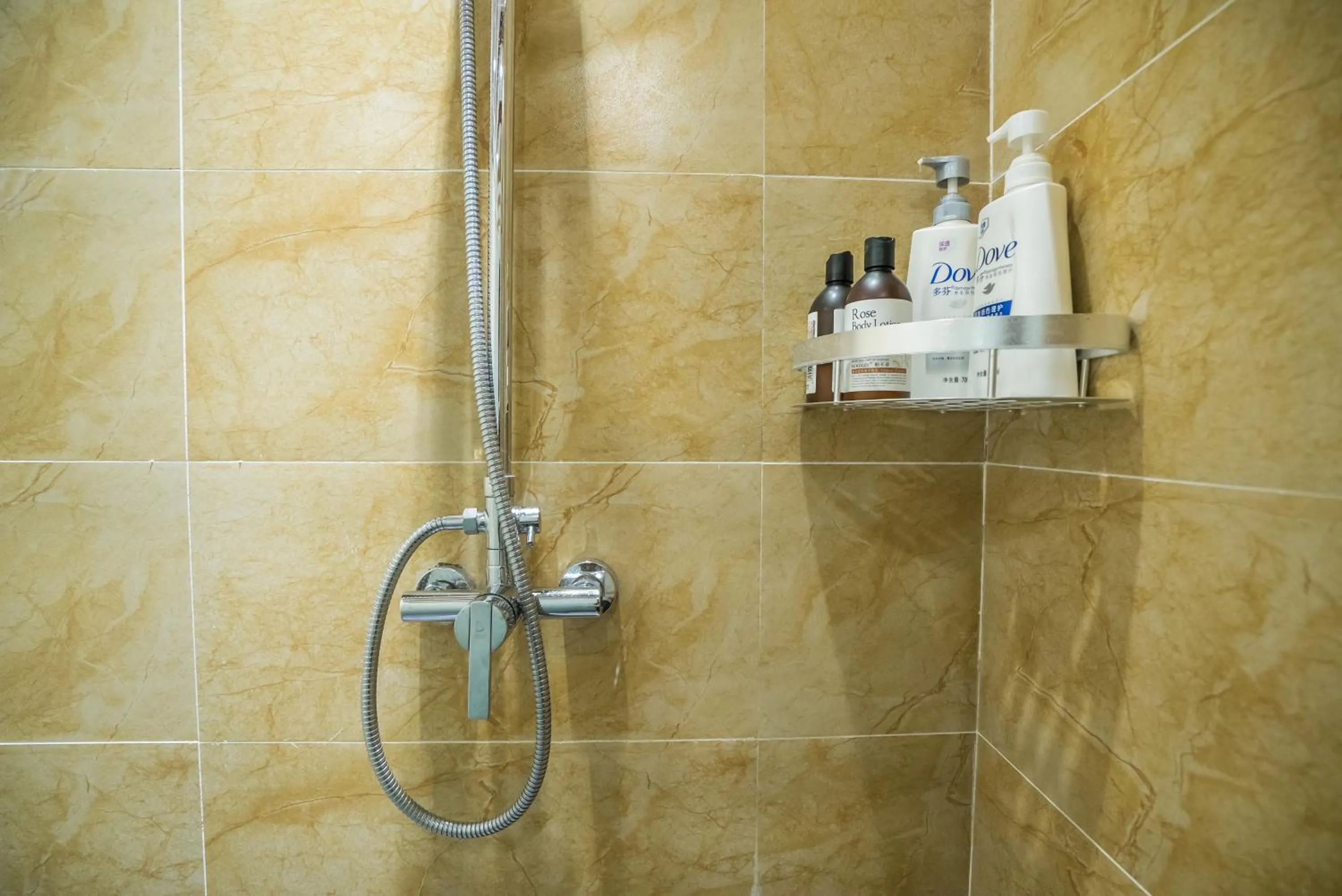 Shower in Lijiang Yue Tu Inn