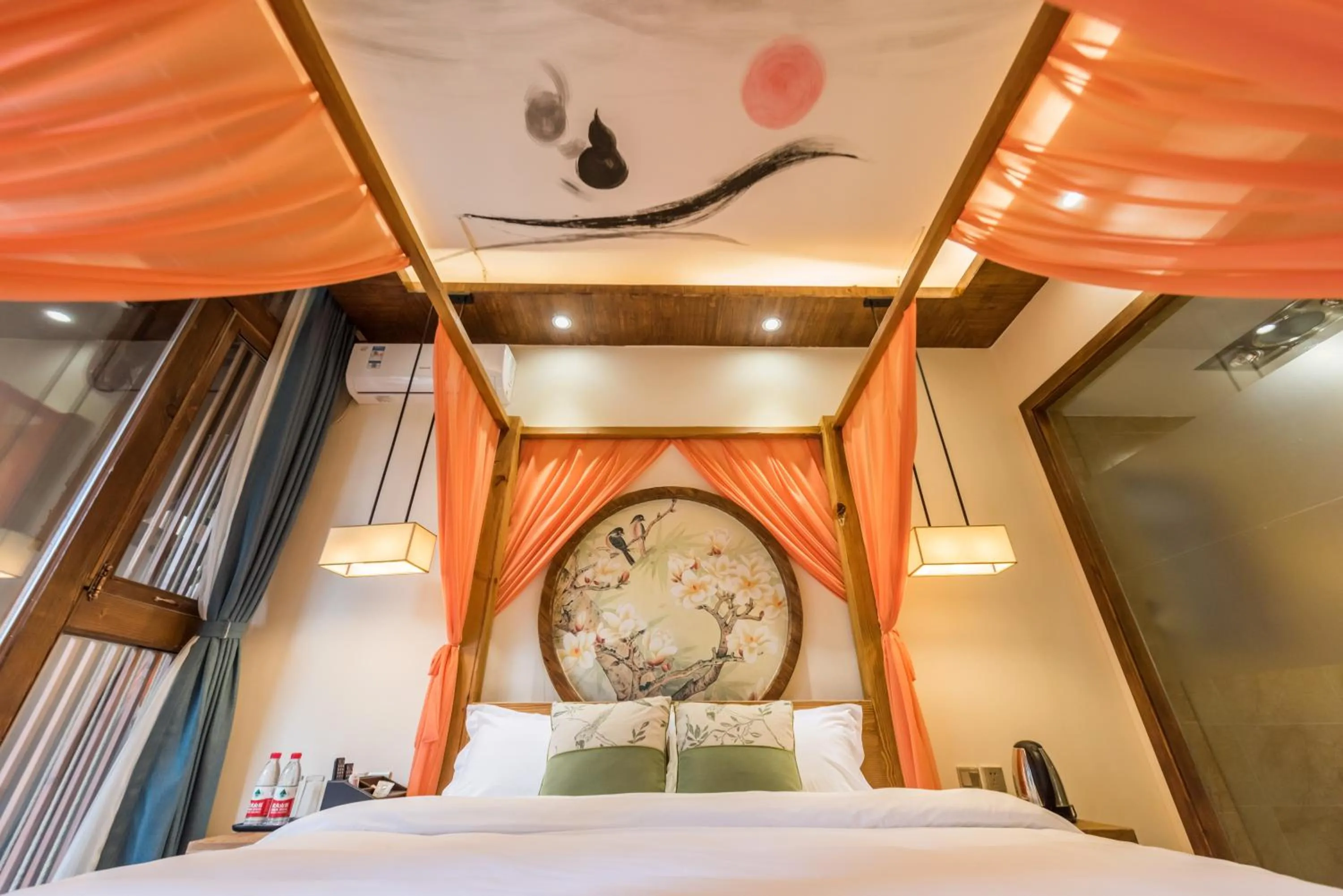 Photo of the whole room, Bed in Lijiang Yue Tu Inn