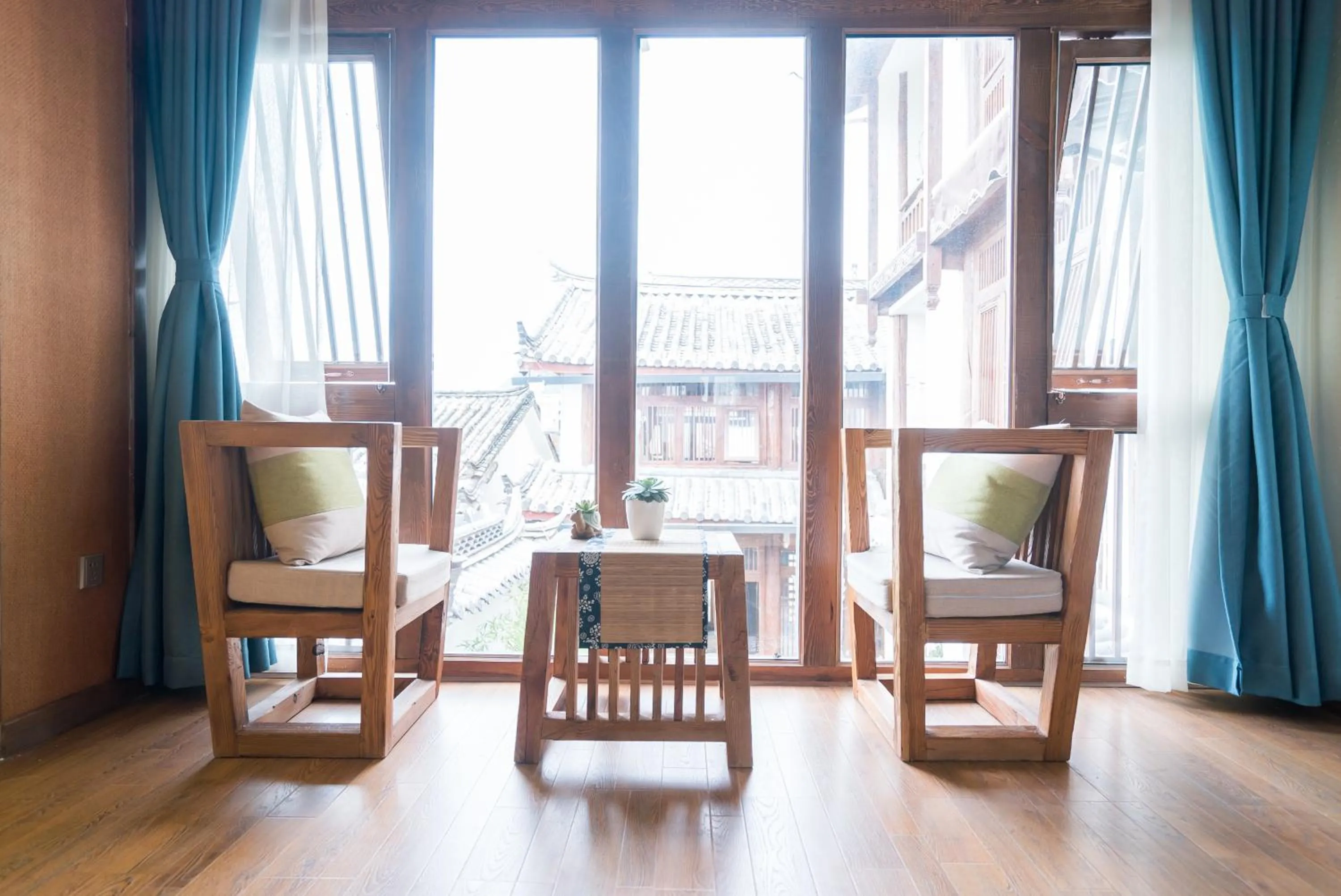 Seating area in Lijiang Yue Tu Inn