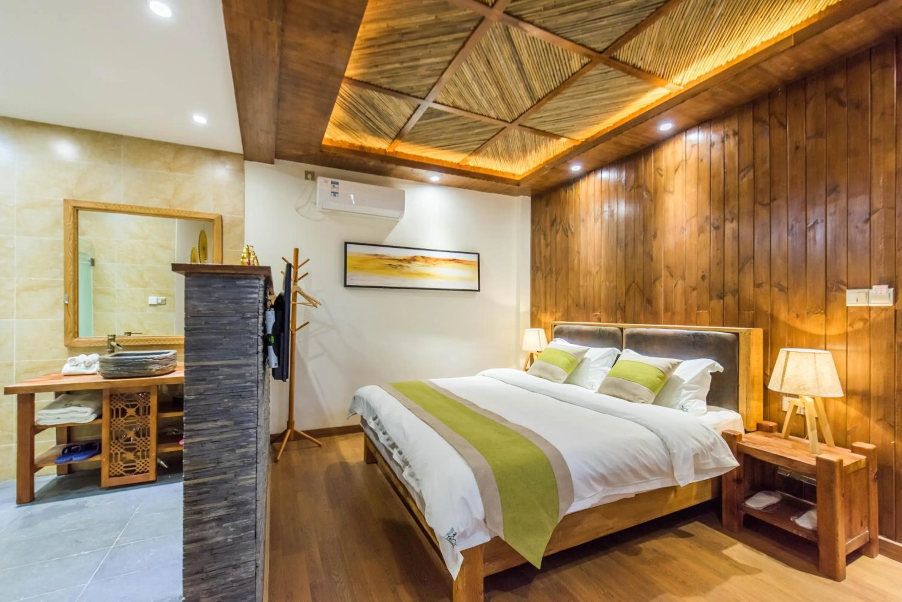 Photo of the whole room, Bed in Lijiang Yue Tu Inn