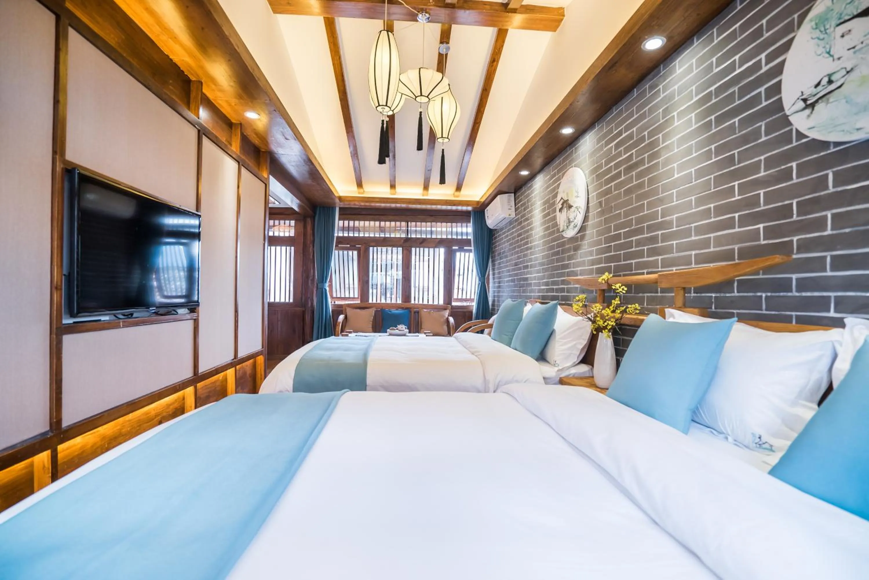 Photo of the whole room, Bed in Lijiang Yue Tu Inn