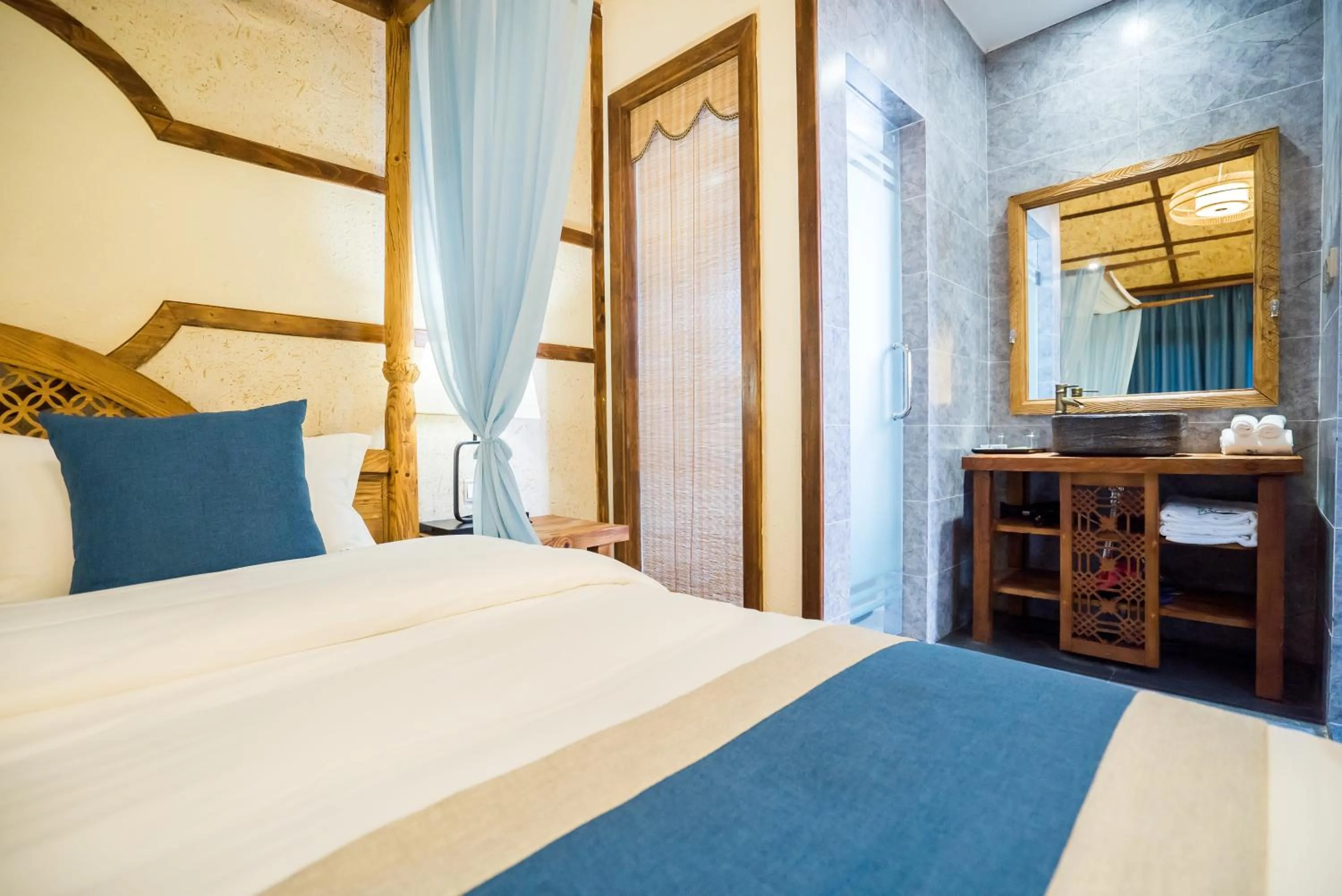 Decorative detail, Bed in Lijiang Yue Tu Inn