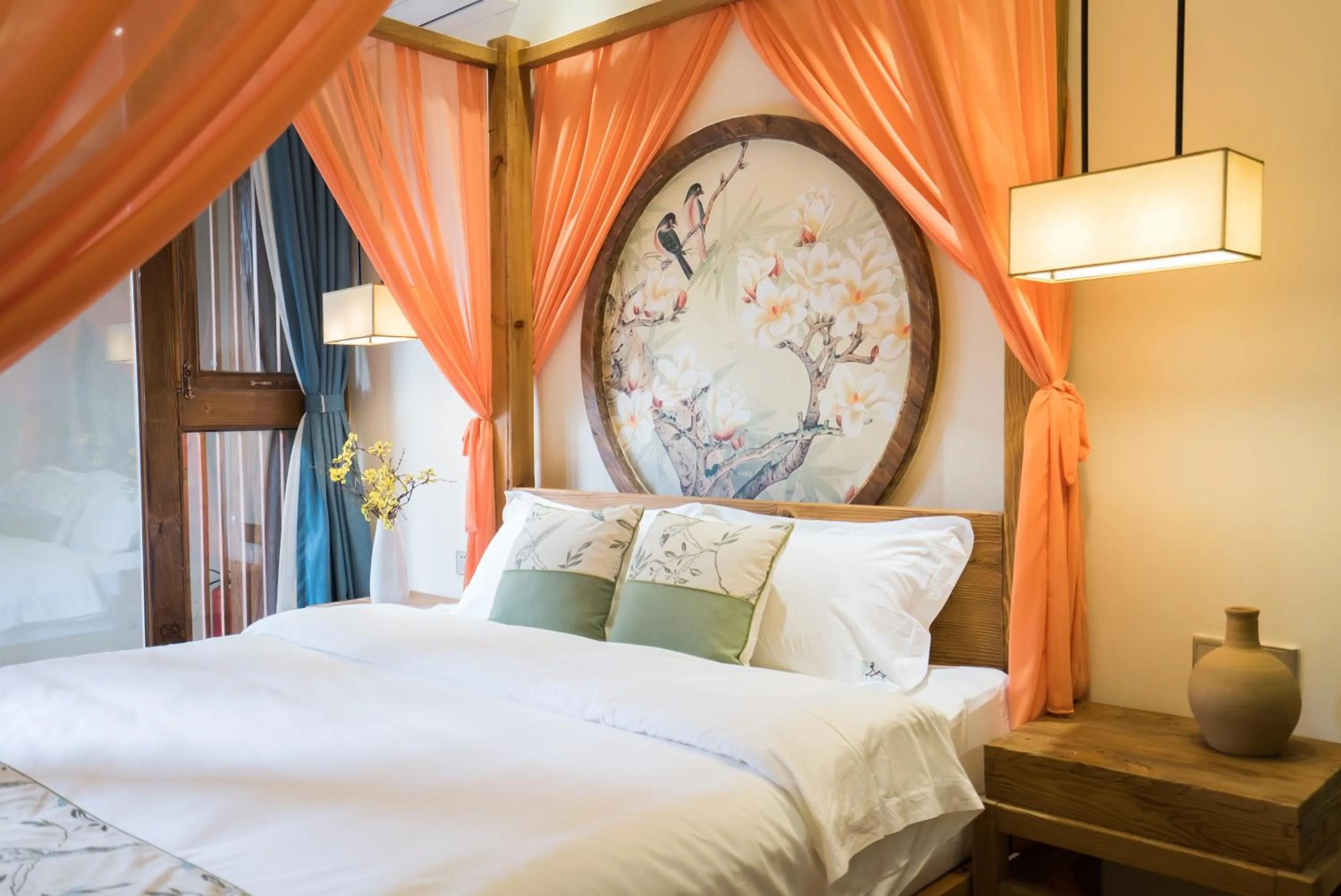 Decorative detail, Bed in Lijiang Yue Tu Inn