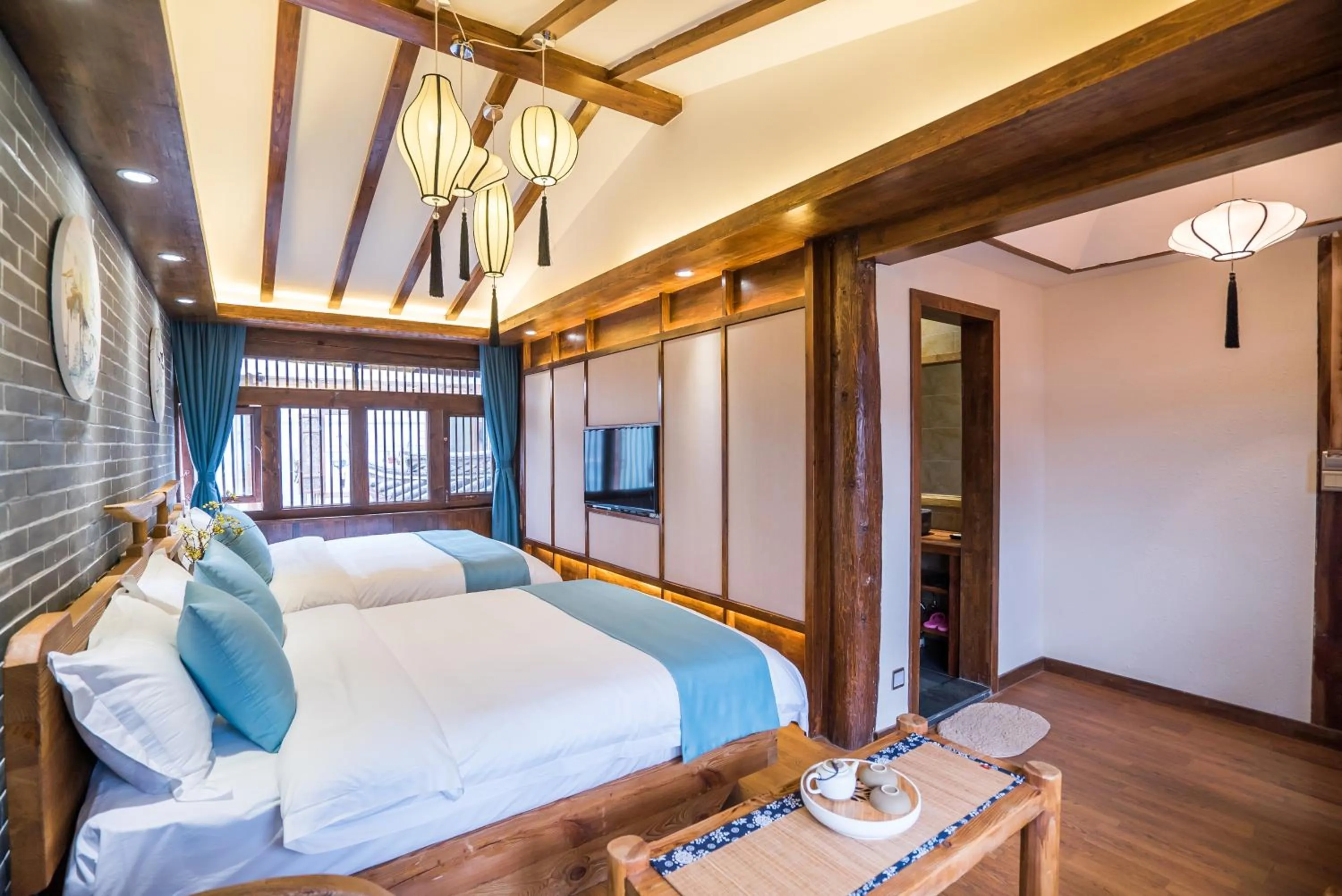 Photo of the whole room, Bed in Lijiang Yue Tu Inn