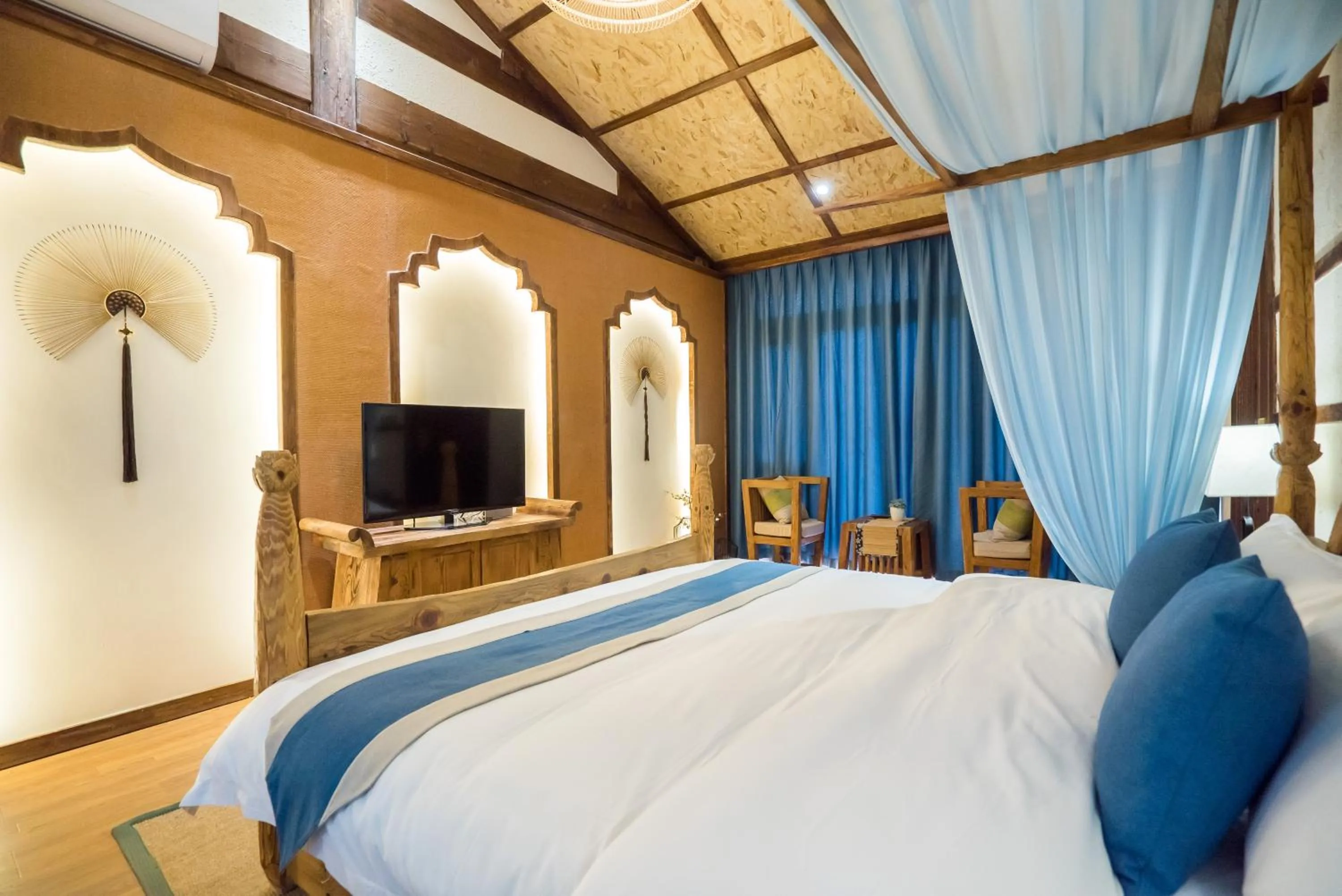 Photo of the whole room, Bed in Lijiang Yue Tu Inn