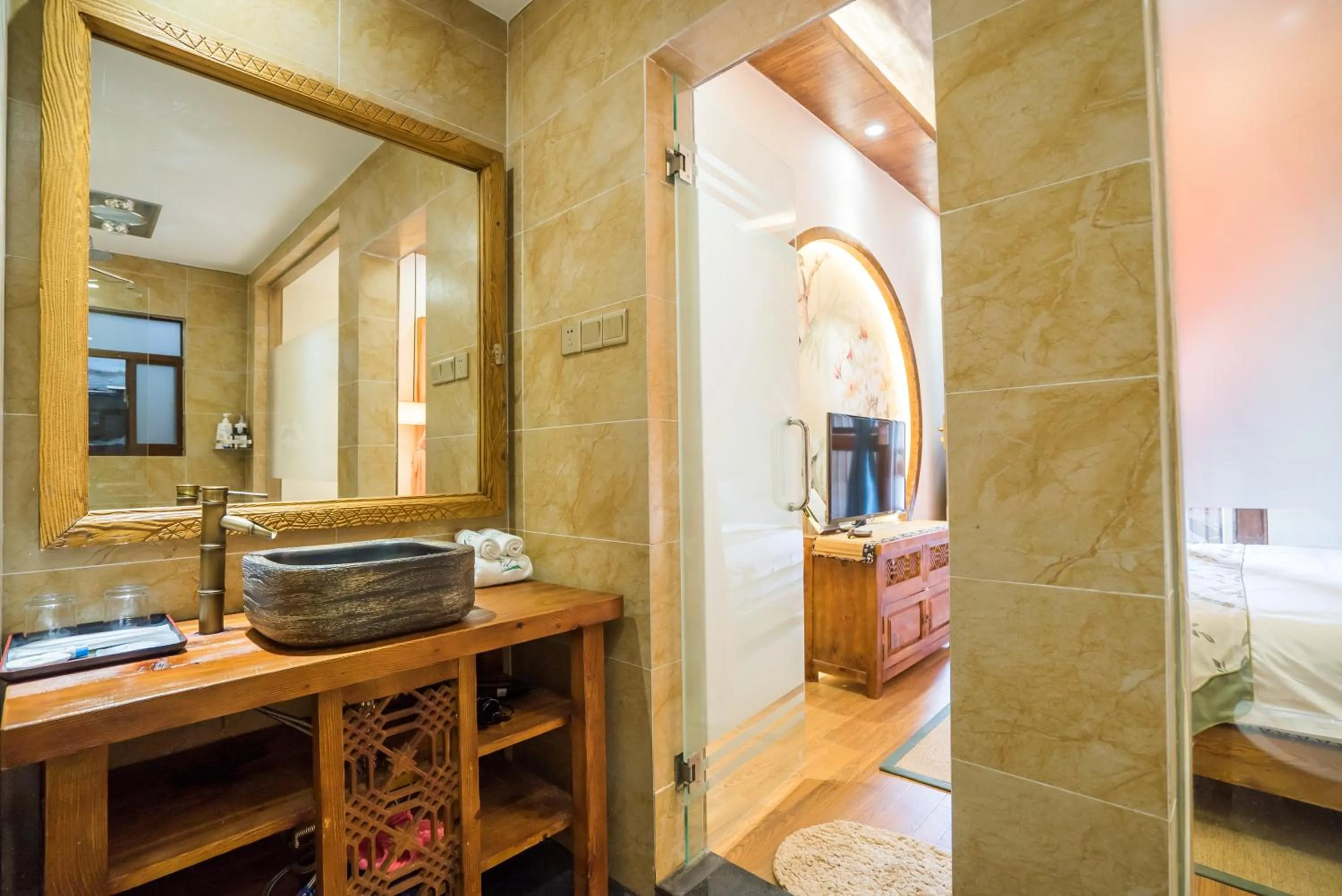 Bathroom, Bed in Lijiang Yue Tu Inn