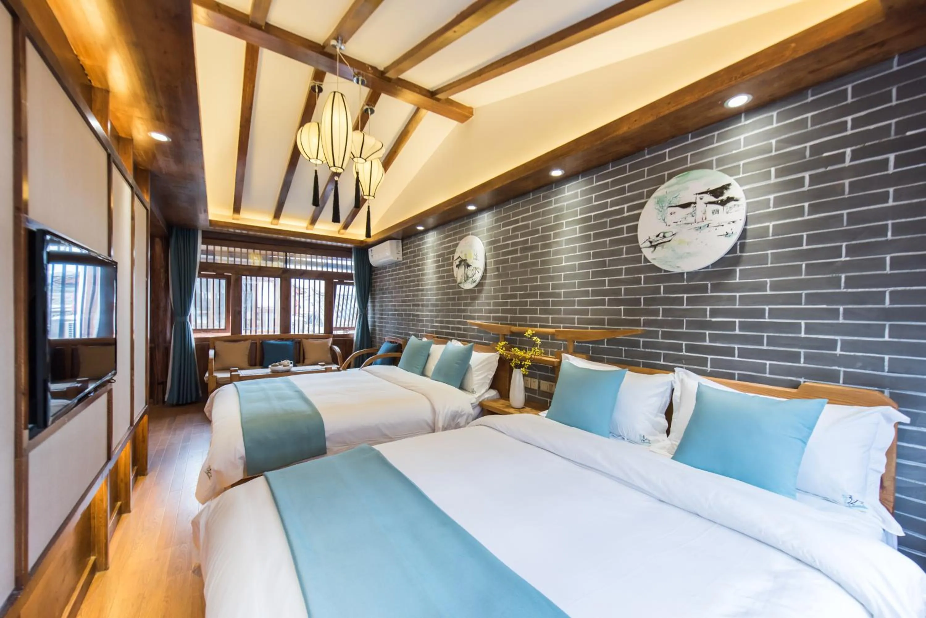 Photo of the whole room, Bed in Lijiang Yue Tu Inn