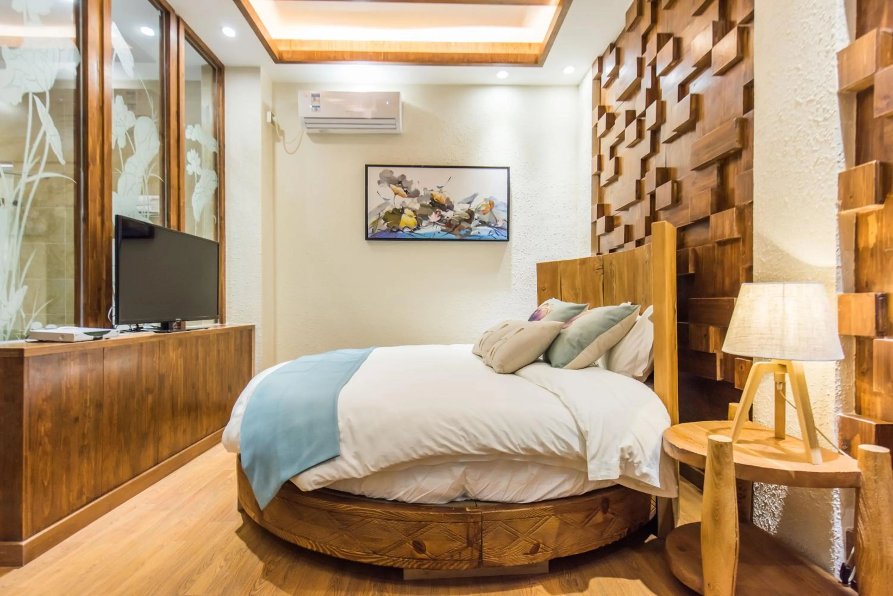 Decorative detail, Bed in Lijiang Yue Tu Inn