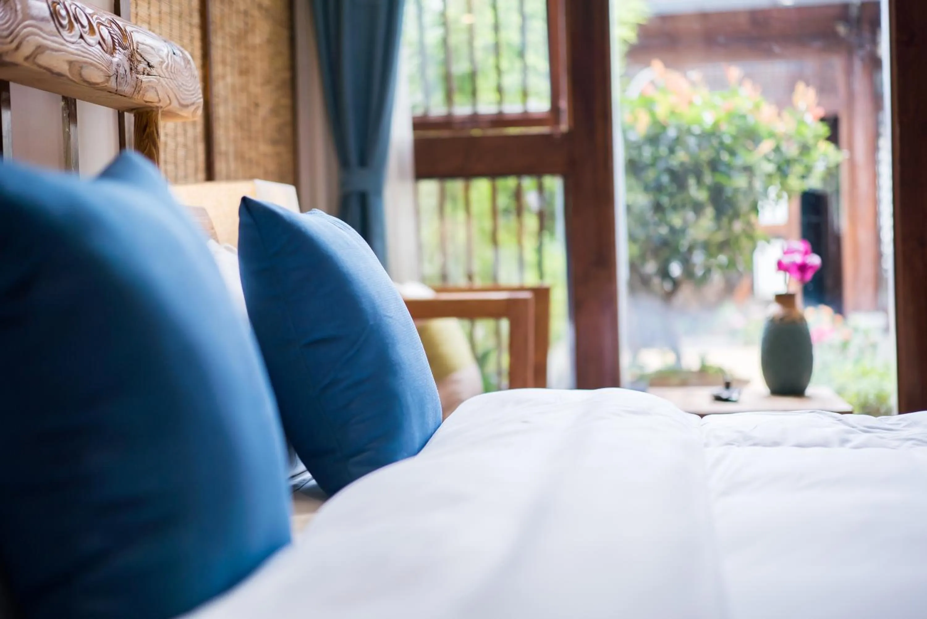 Decorative detail, Bed in Lijiang Yue Tu Inn