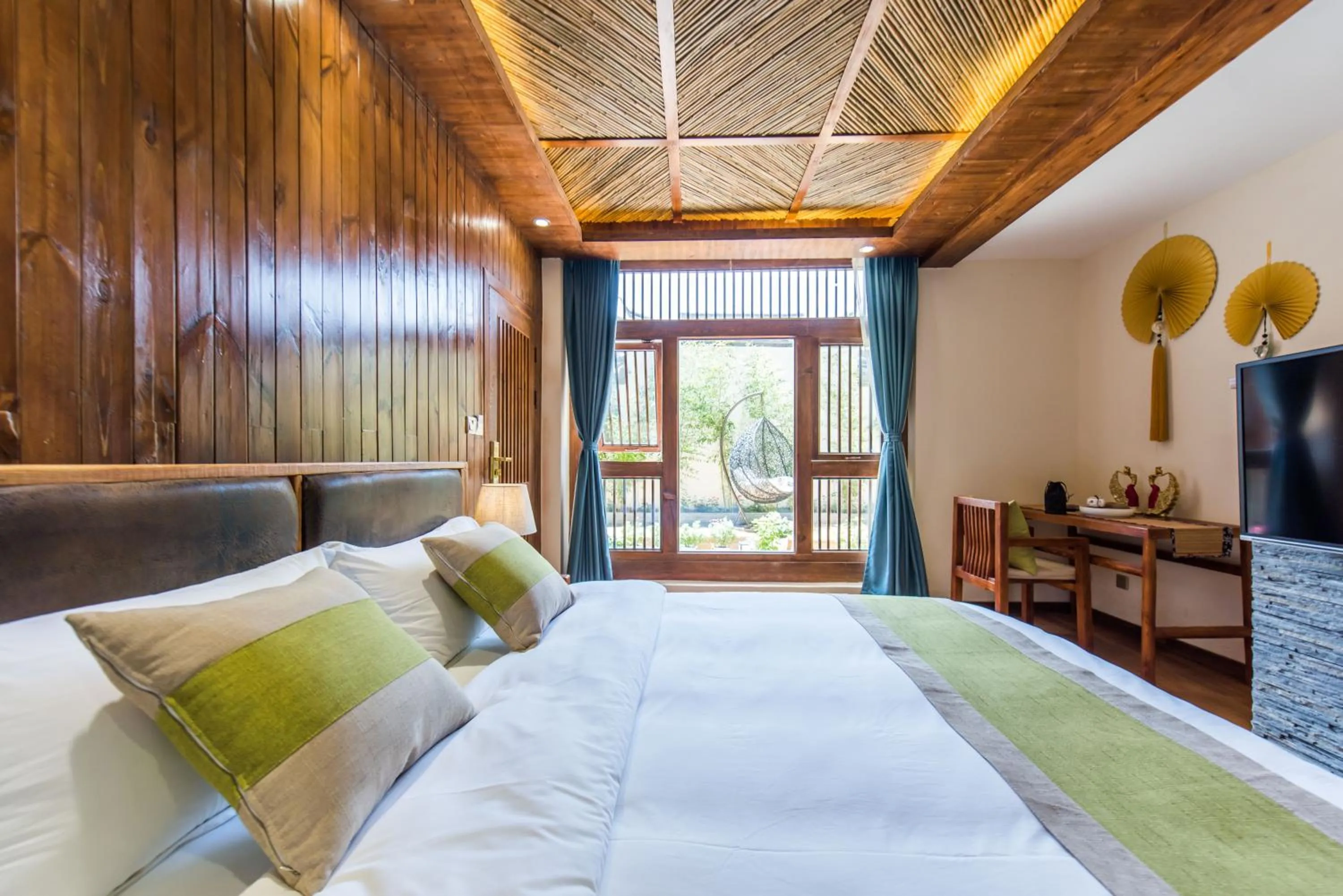 Seating area, Bed in Lijiang Yue Tu Inn