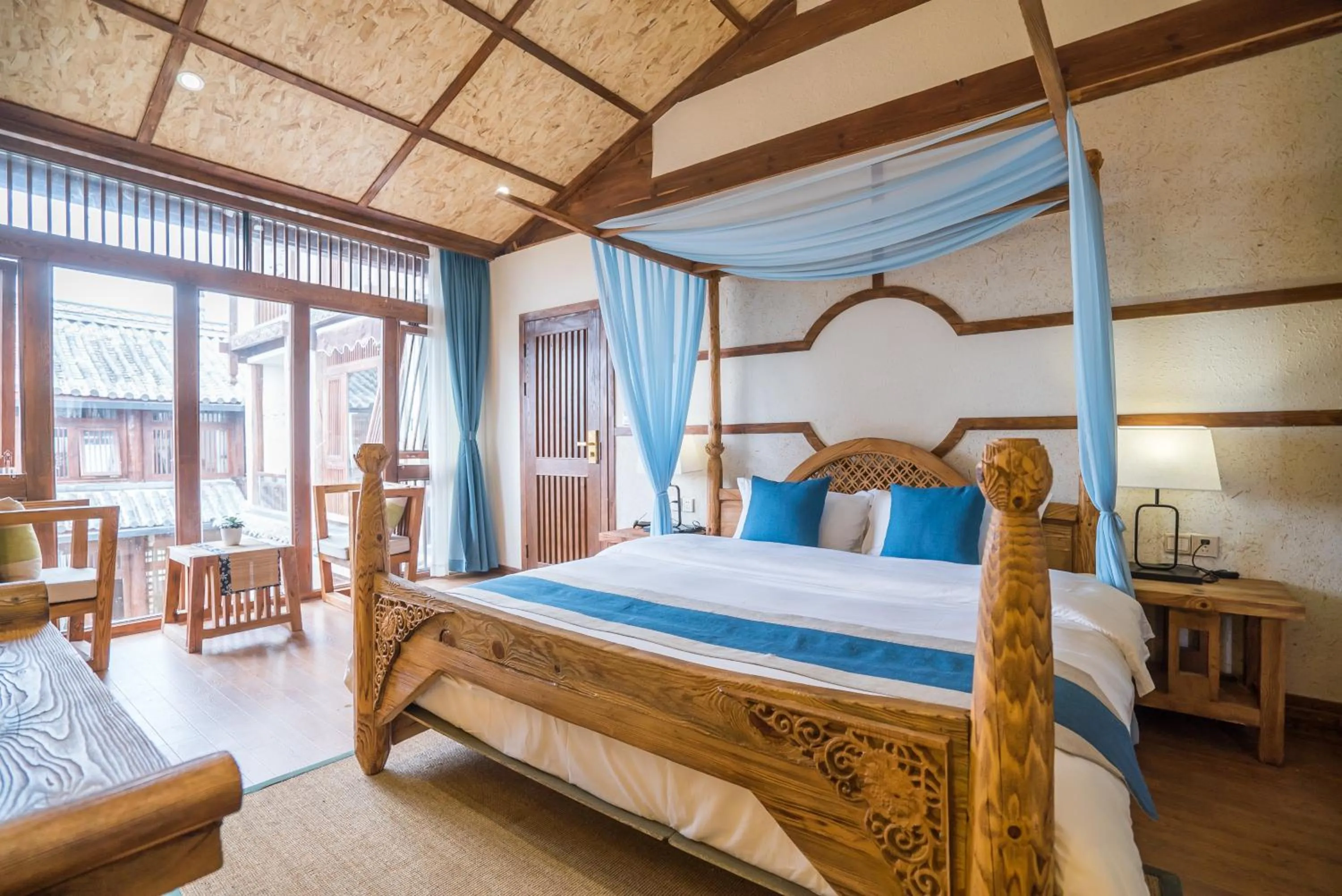 Decorative detail, Bed in Lijiang Yue Tu Inn