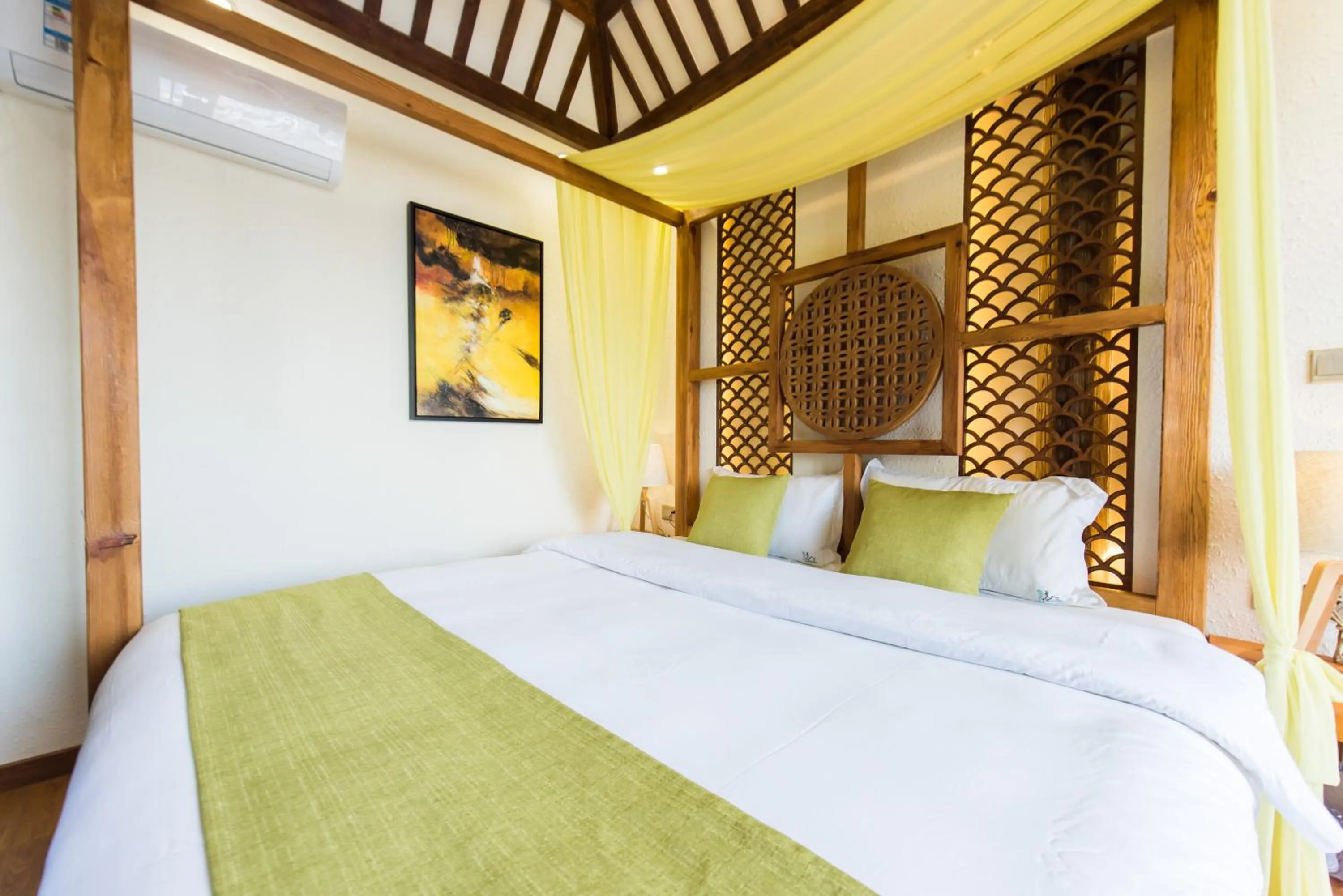 Decorative detail, Bed in Lijiang Yue Tu Inn