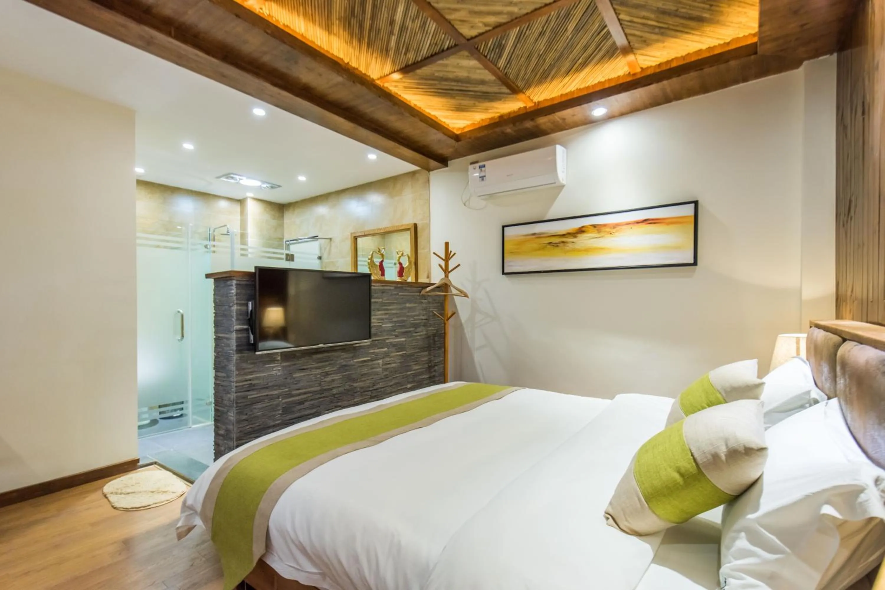 Photo of the whole room, Bed in Lijiang Yue Tu Inn