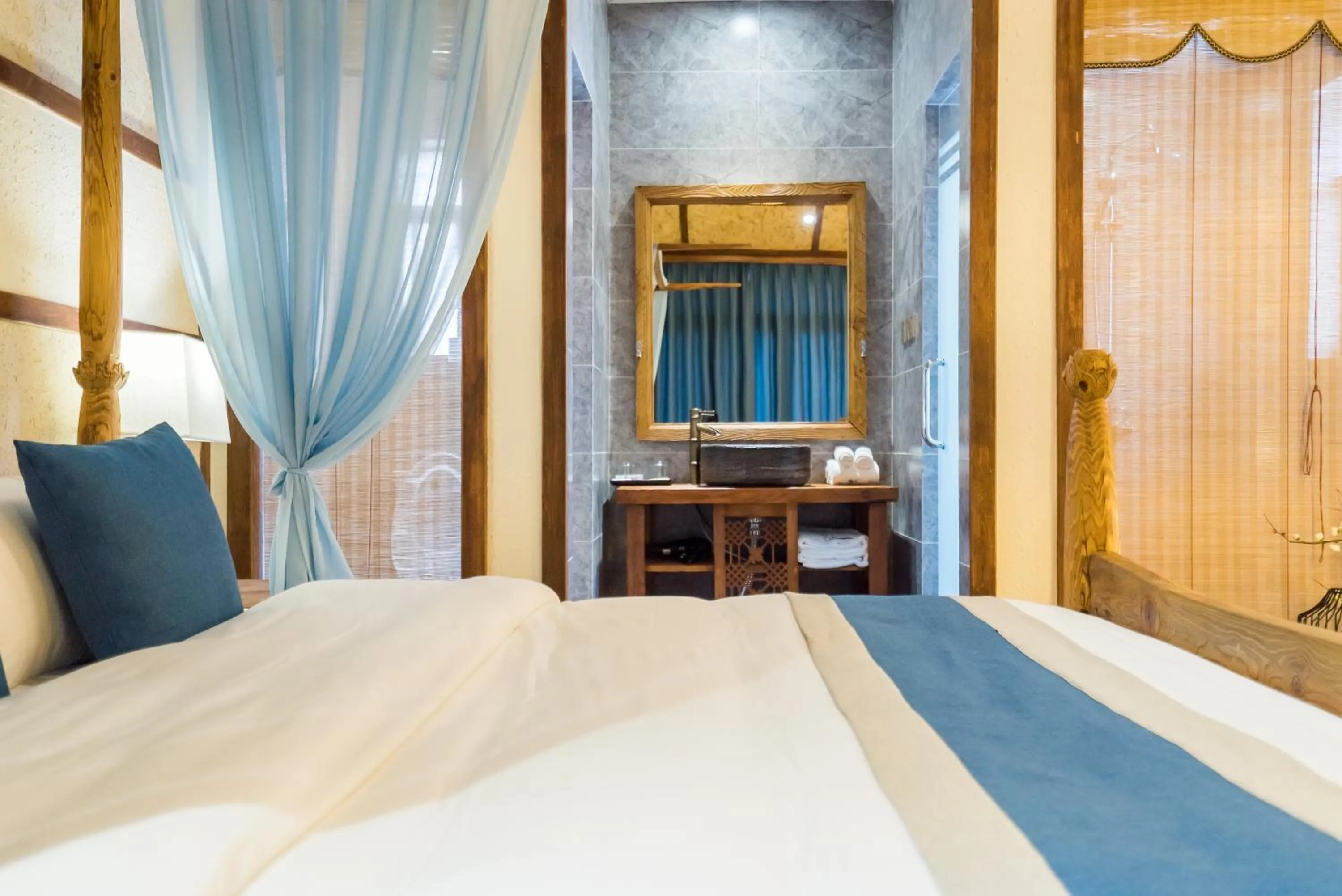 Bathroom, Bed in Lijiang Yue Tu Inn