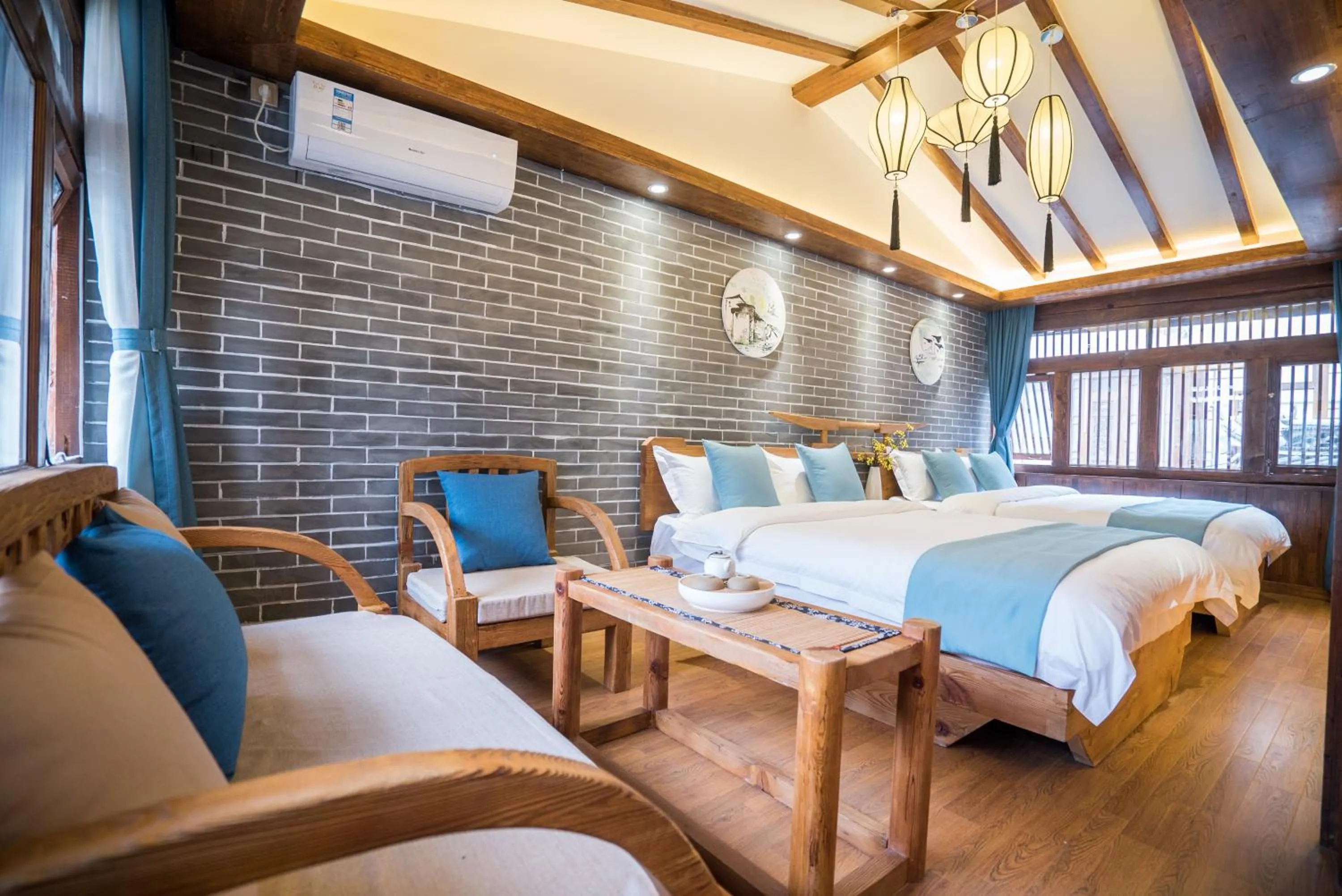 Living room, Bed in Lijiang Yue Tu Inn