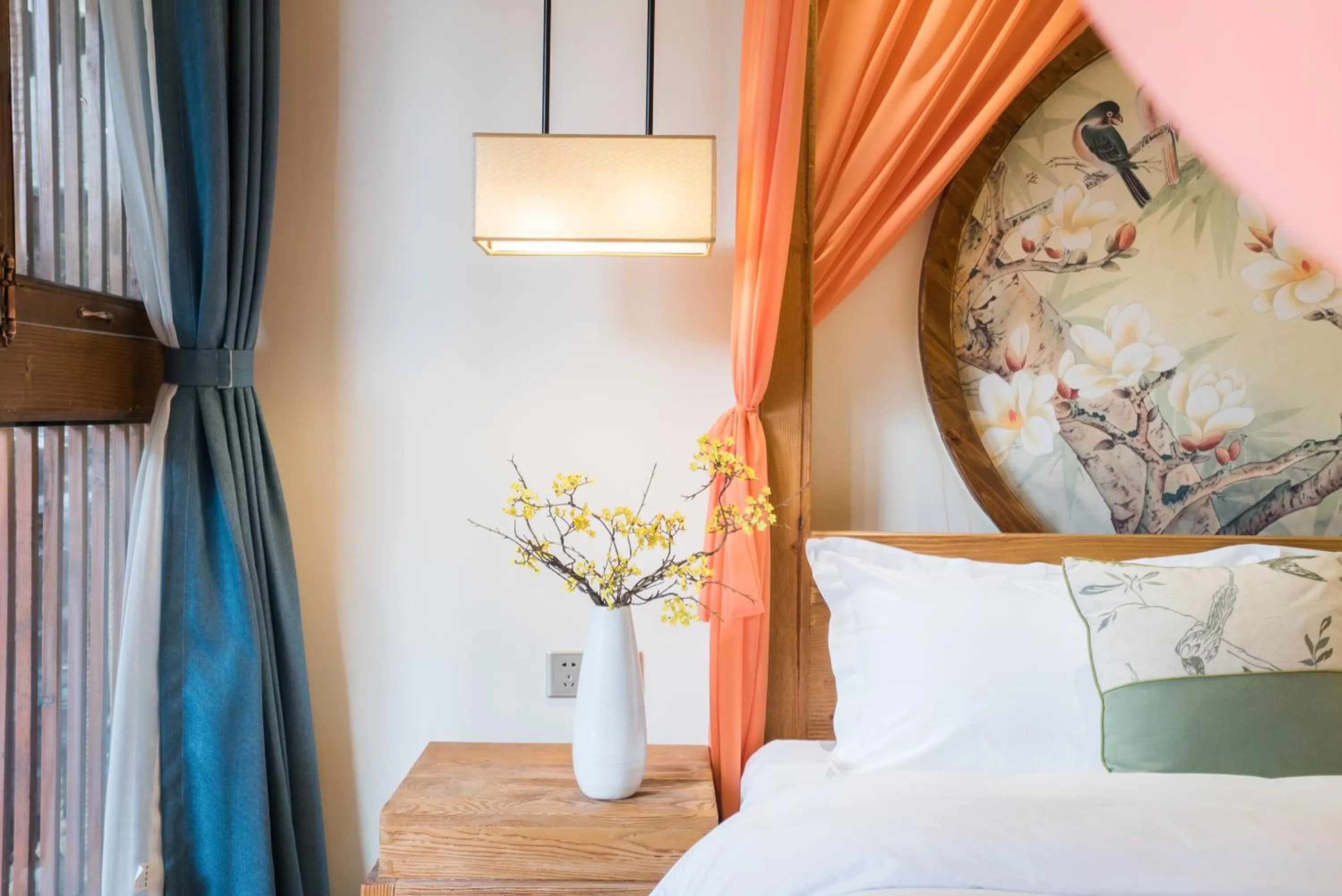 Decorative detail, Bed in Lijiang Yue Tu Inn