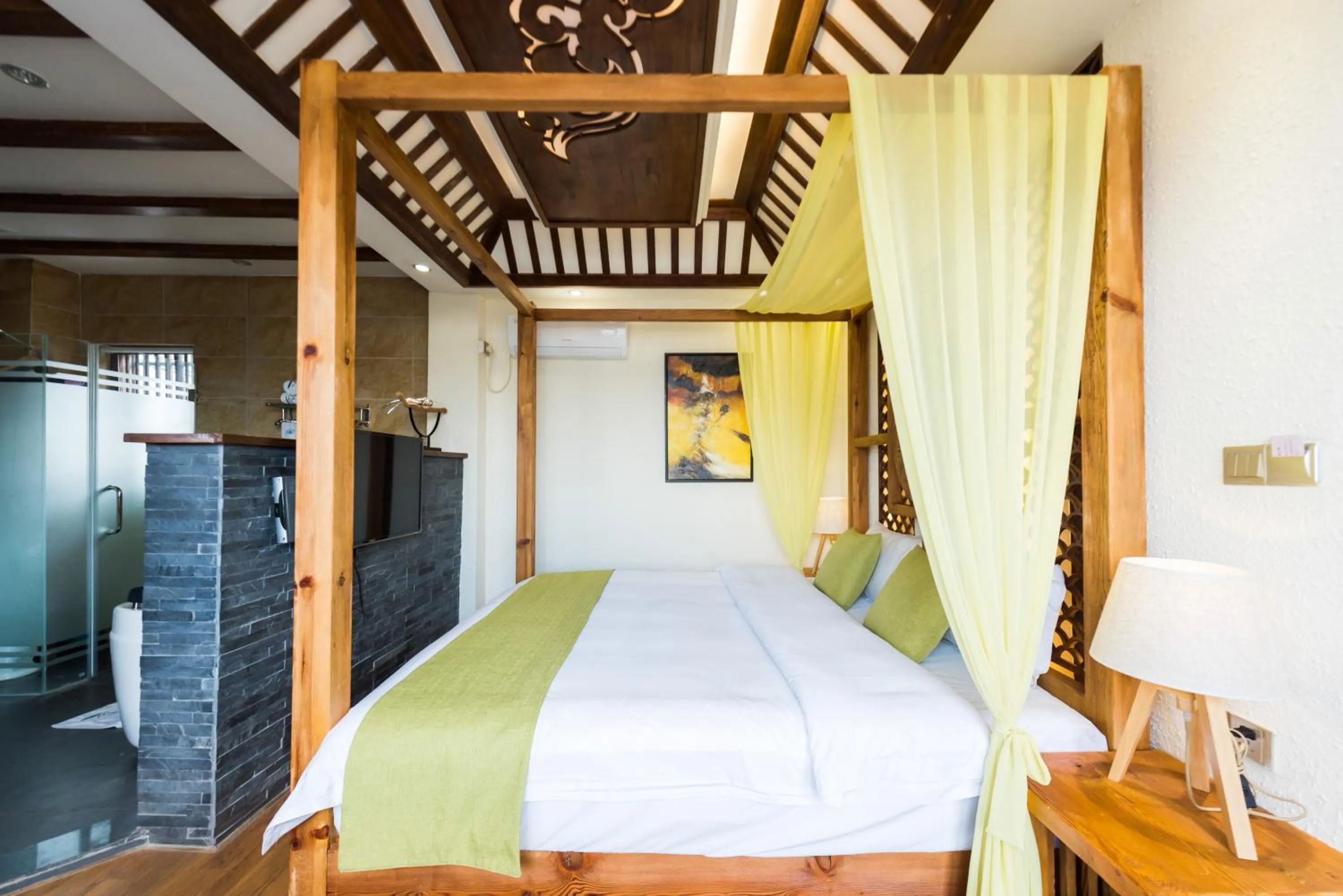 Photo of the whole room, Bed in Lijiang Yue Tu Inn