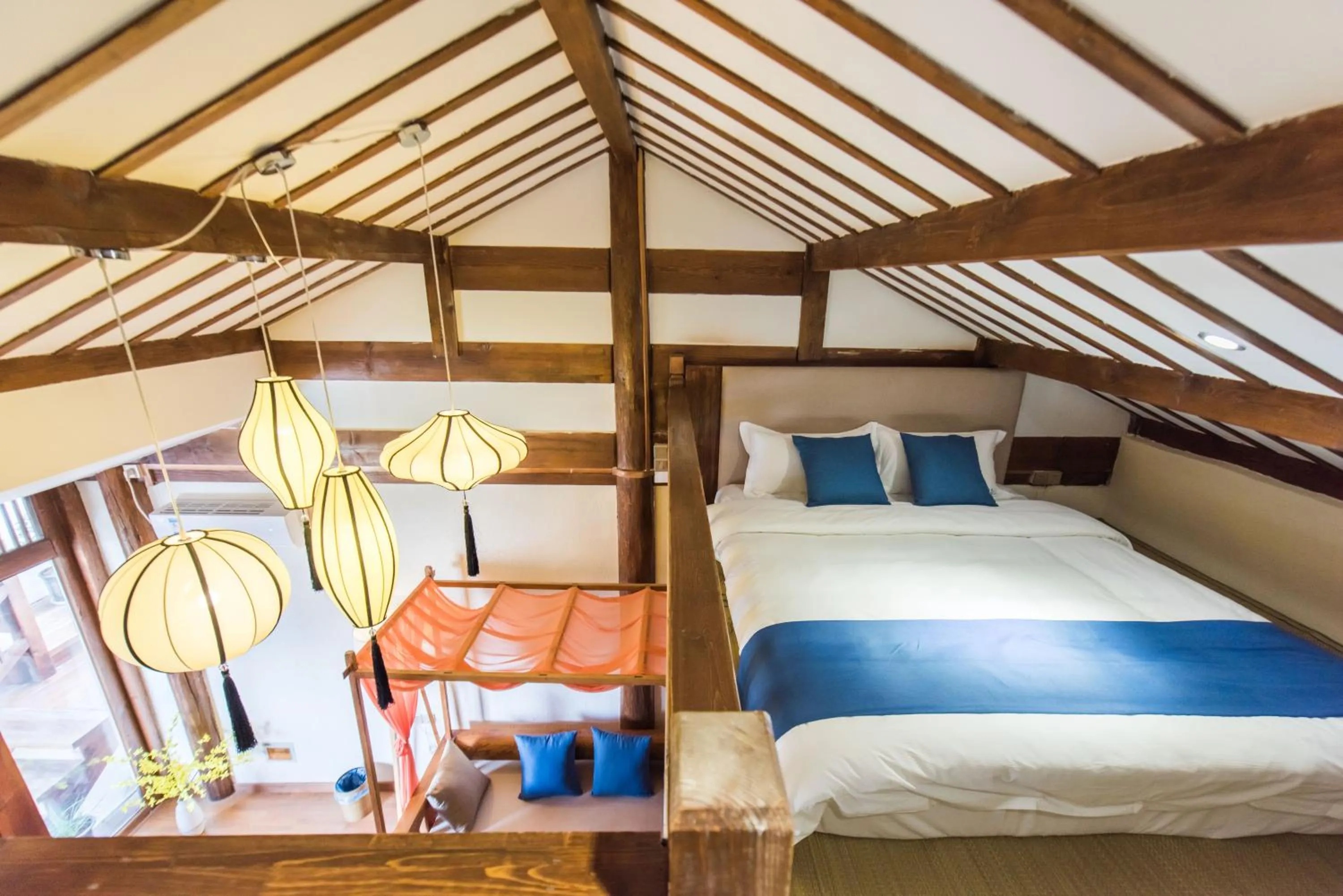 Photo of the whole room, Bed in Lijiang Yue Tu Inn