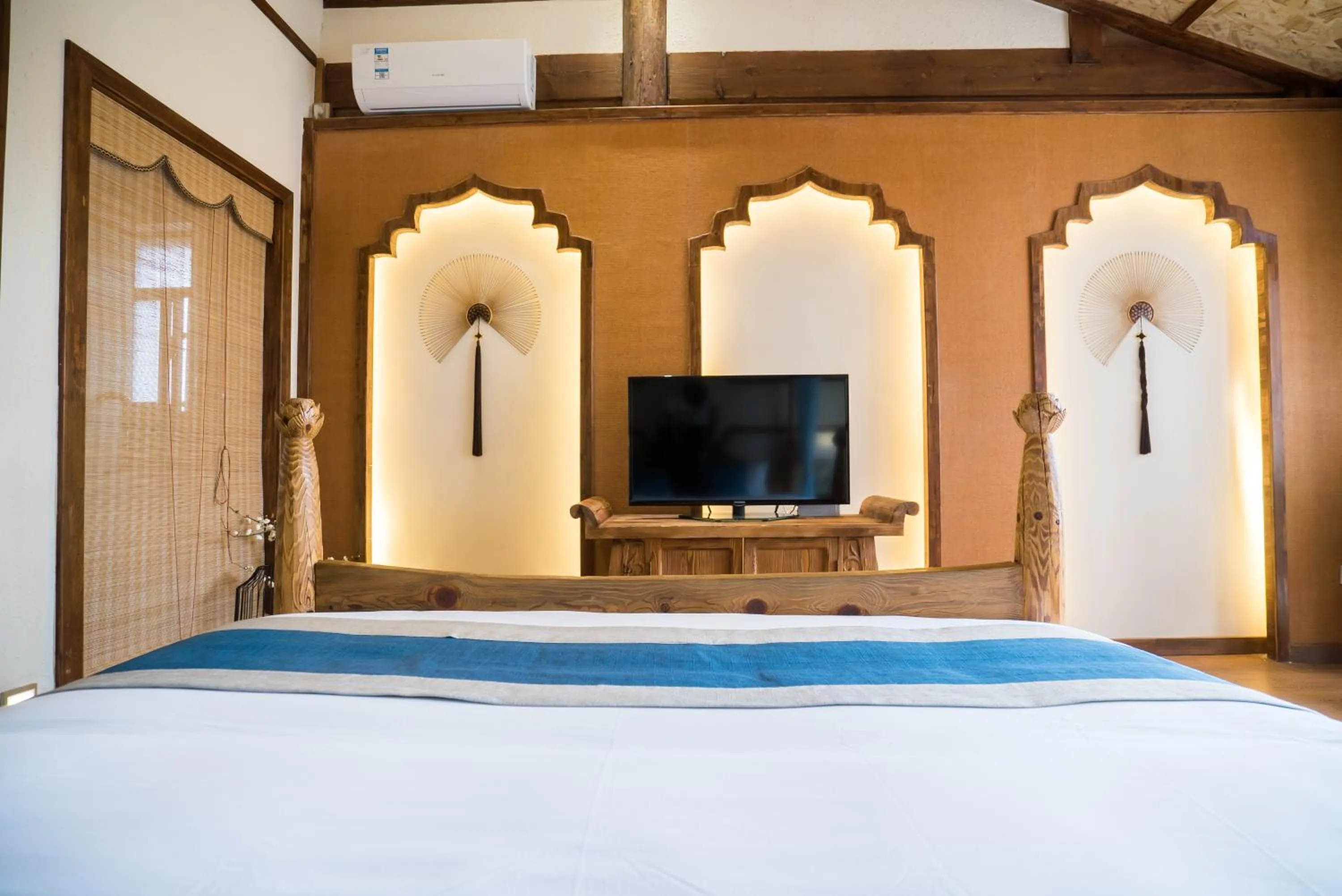 Decorative detail, Bed in Lijiang Yue Tu Inn