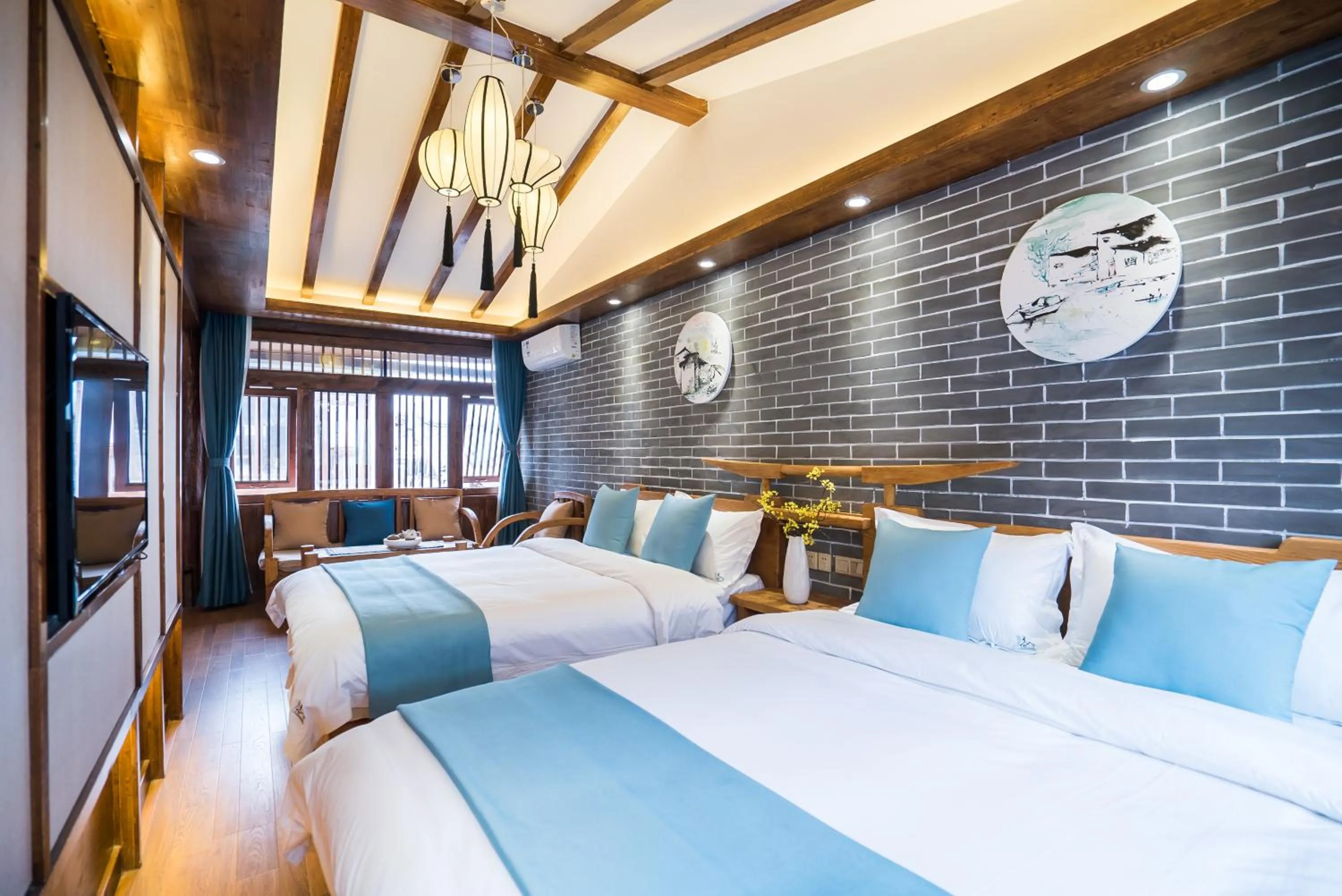 Photo of the whole room, Bed in Lijiang Yue Tu Inn