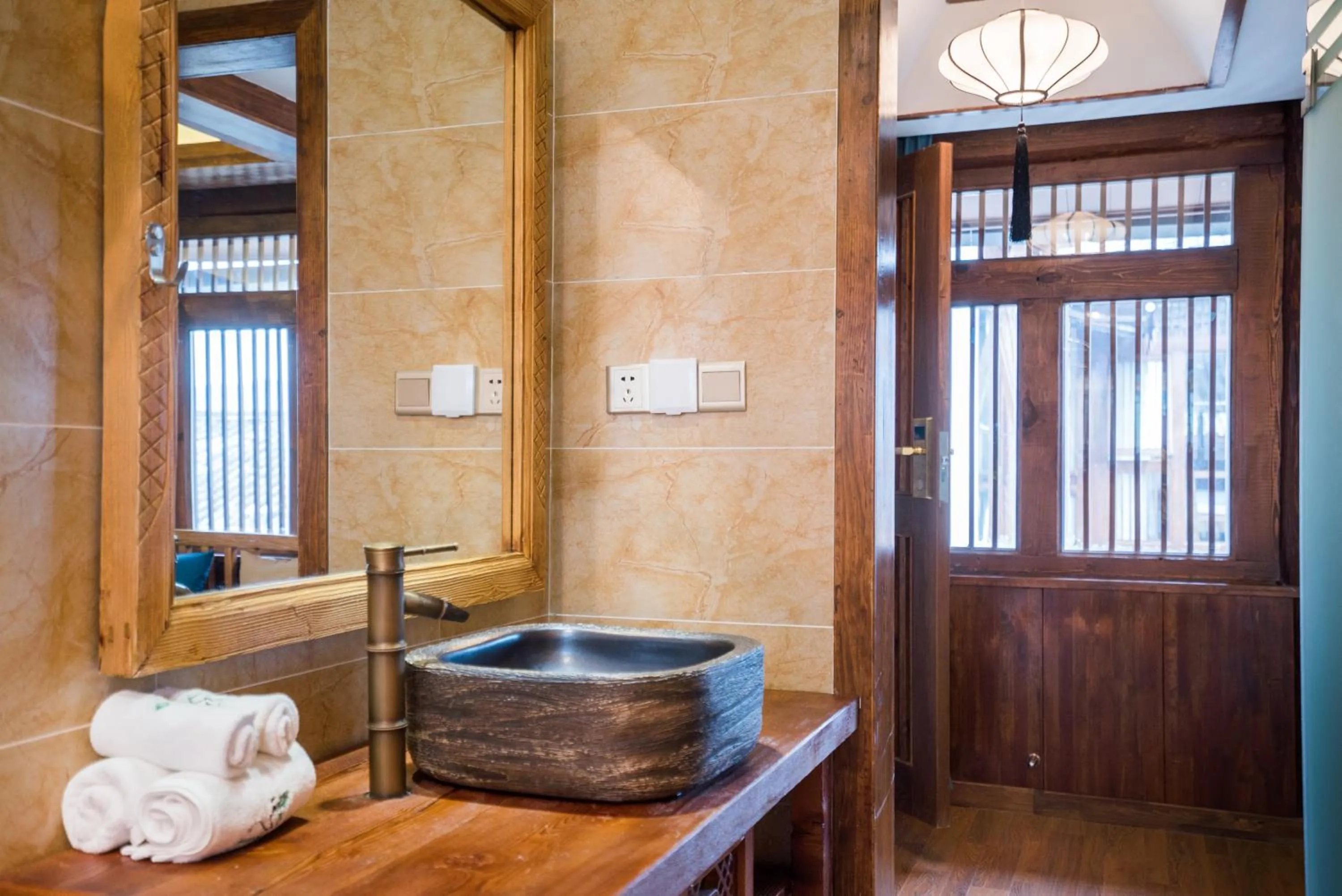 Toilet in Lijiang Yue Tu Inn