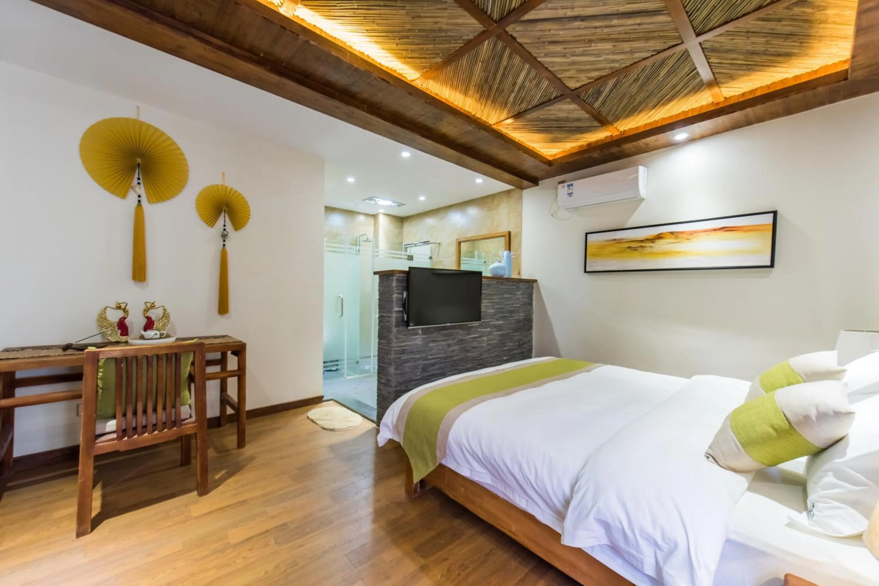 Photo of the whole room, Bed in Lijiang Yue Tu Inn