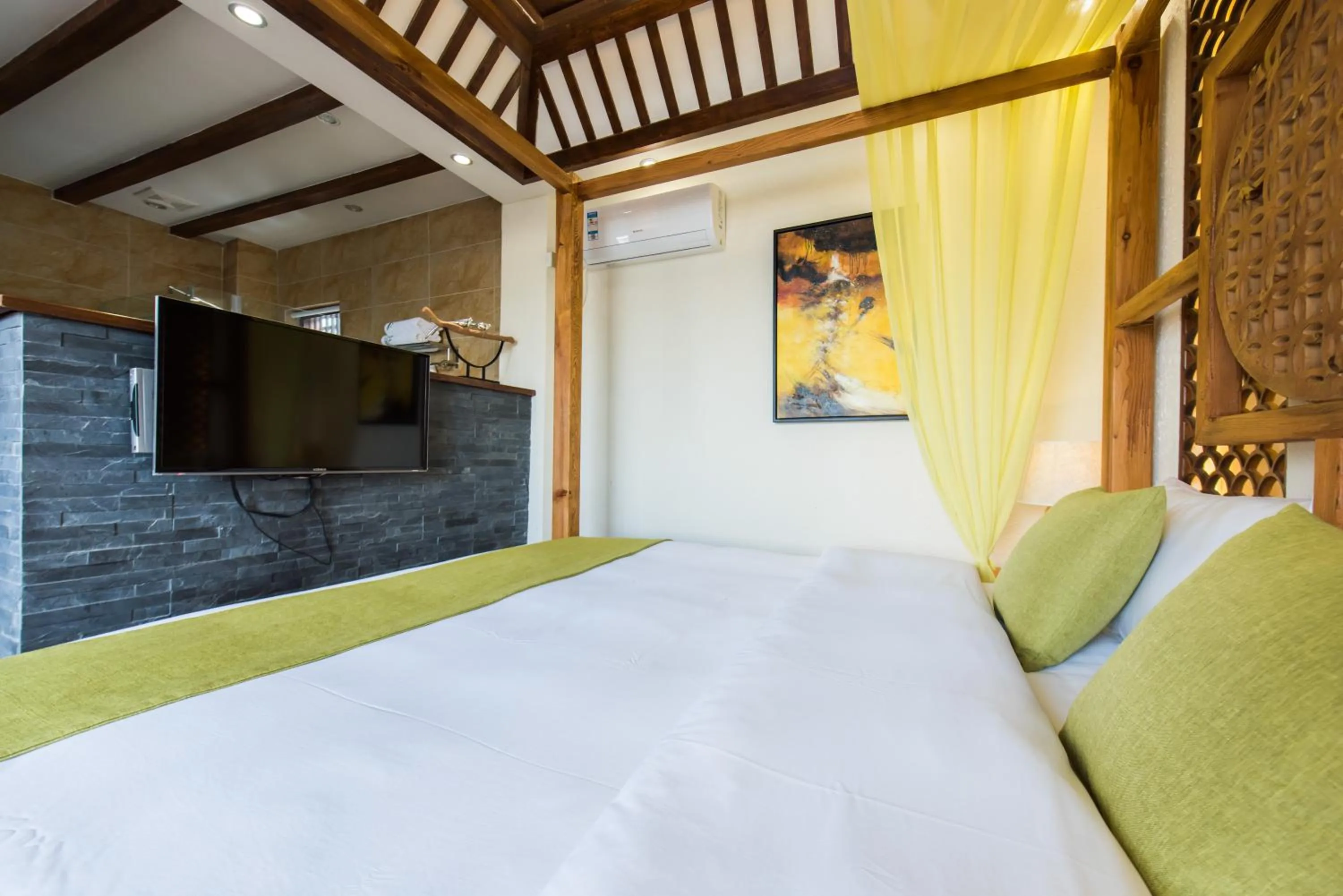 Photo of the whole room, Bed in Lijiang Yue Tu Inn