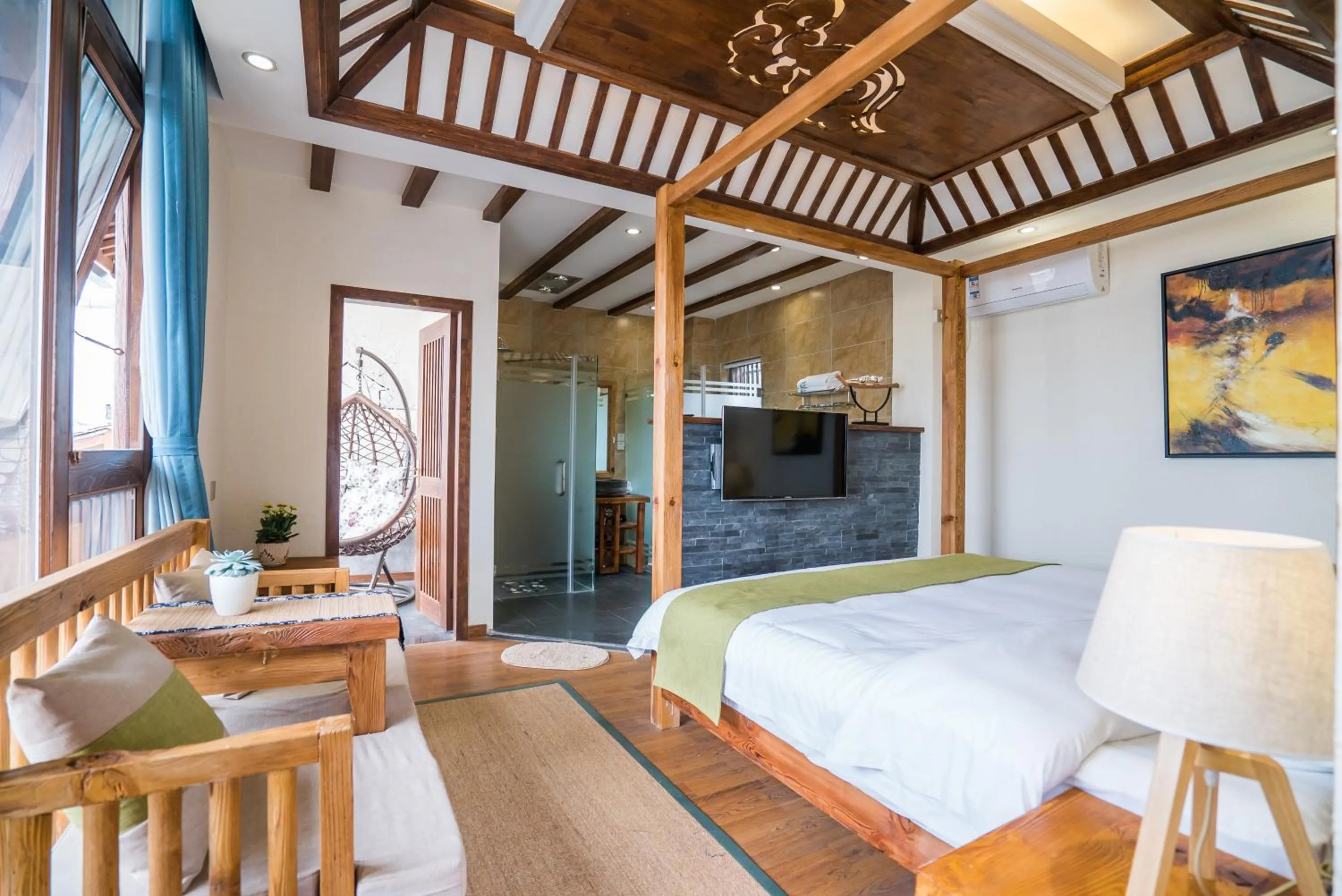 Photo of the whole room, Bed in Lijiang Yue Tu Inn