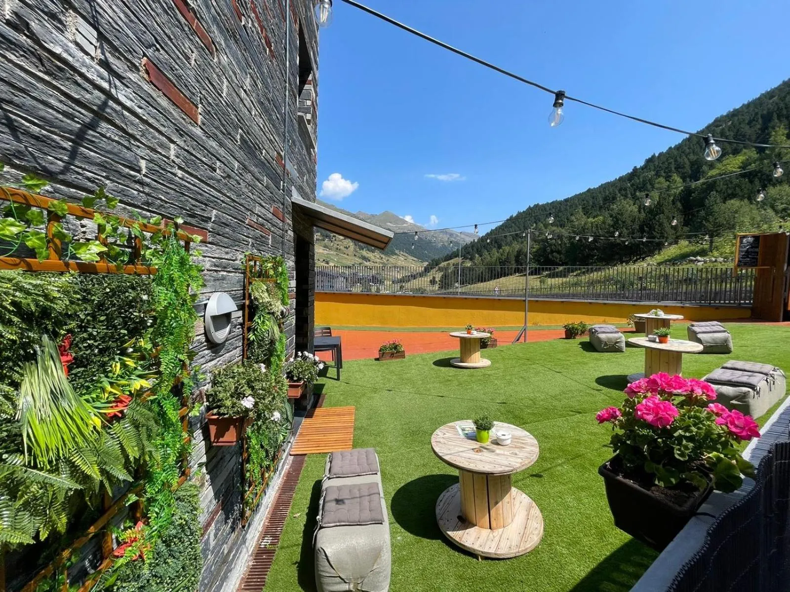 Patio in Wuau! Hotel Galanthus & Spa